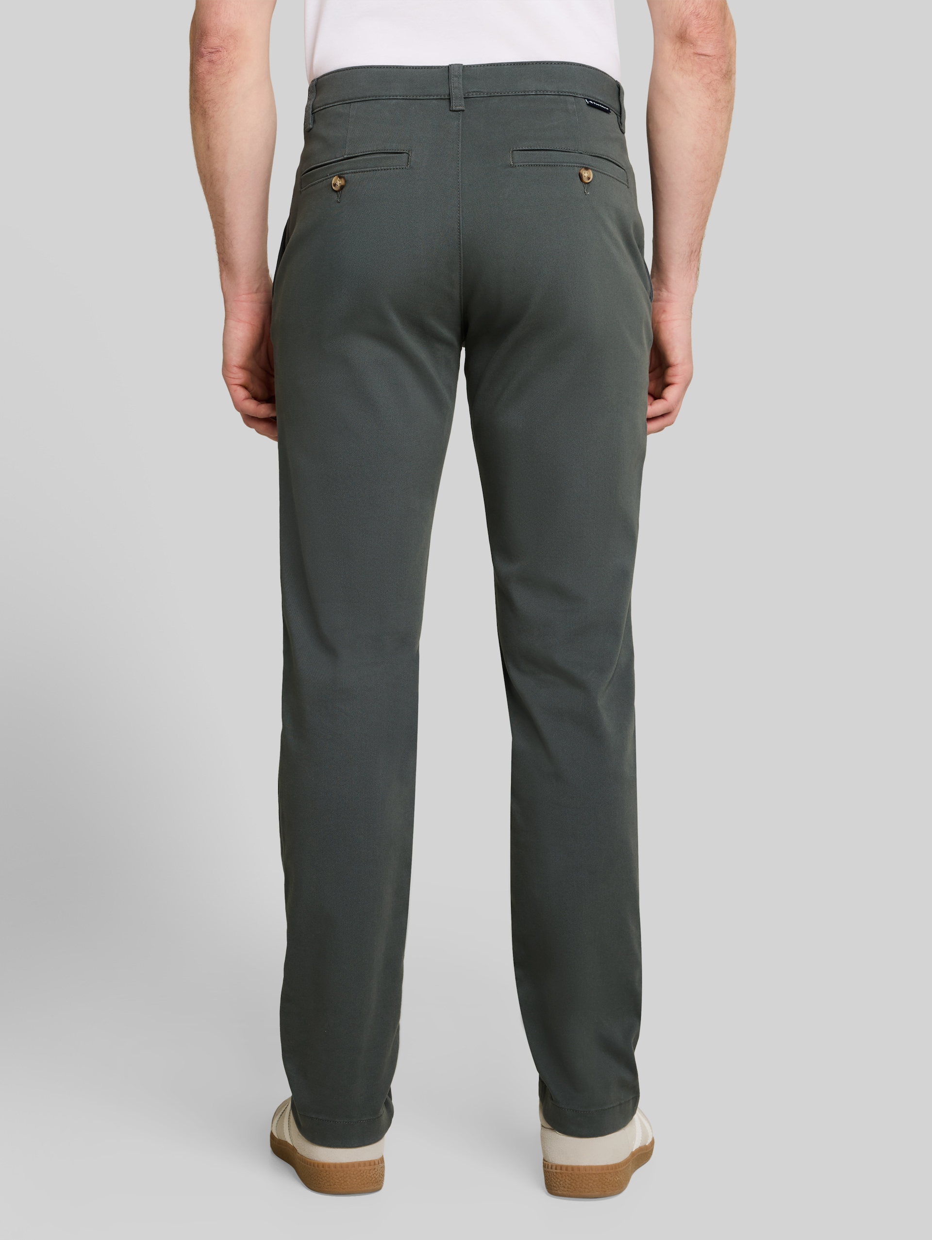 Regular Fit Chino Hose - Darkest Olive - Auschnitt Model-Rückansicht