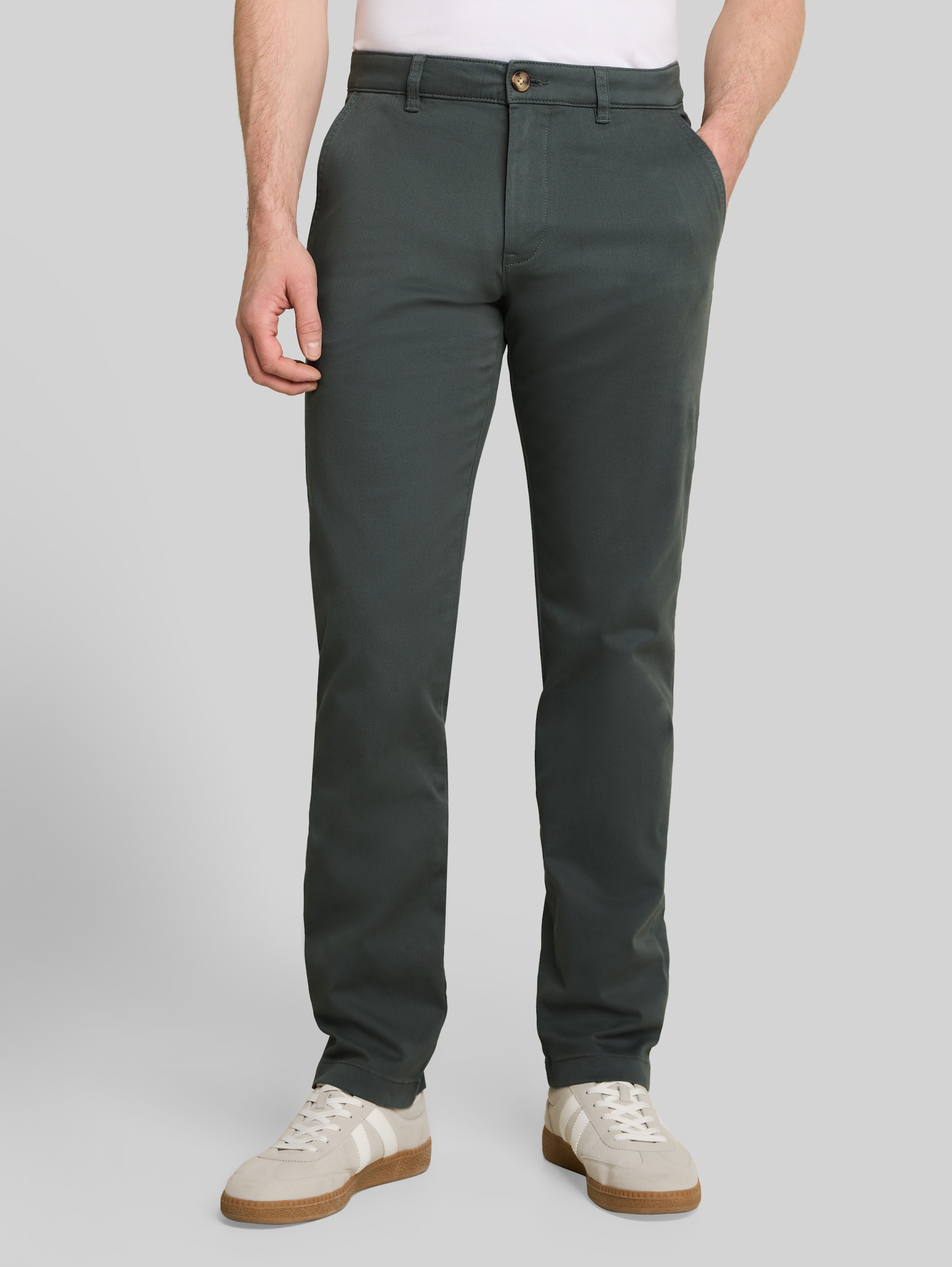 Regular Fit Chino Hose - Darkest Olive - Ausschnitt Model-Vorderansicht