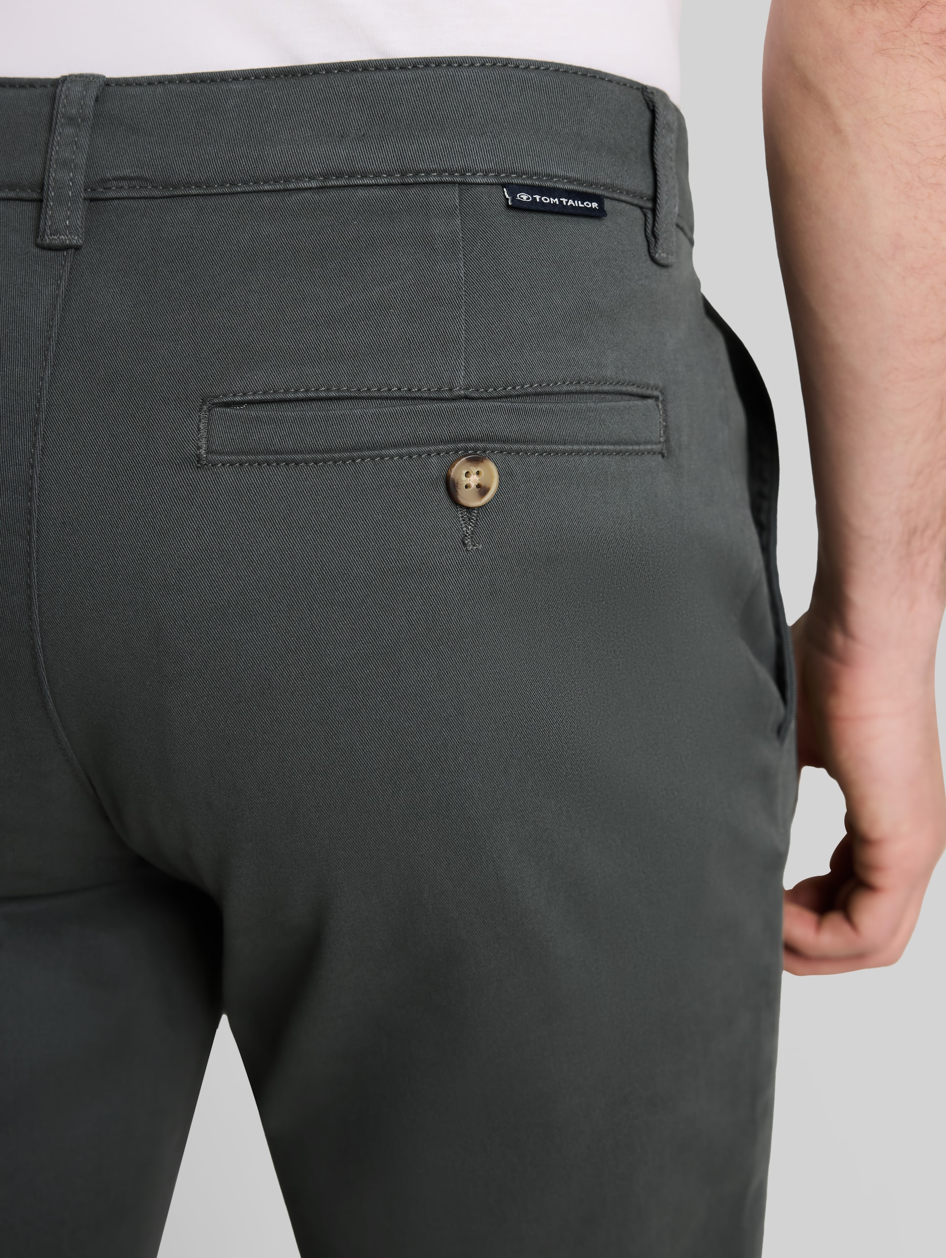 Regular Fit Chino Hose - Darkest Olive - Detail-Model-Ansicht