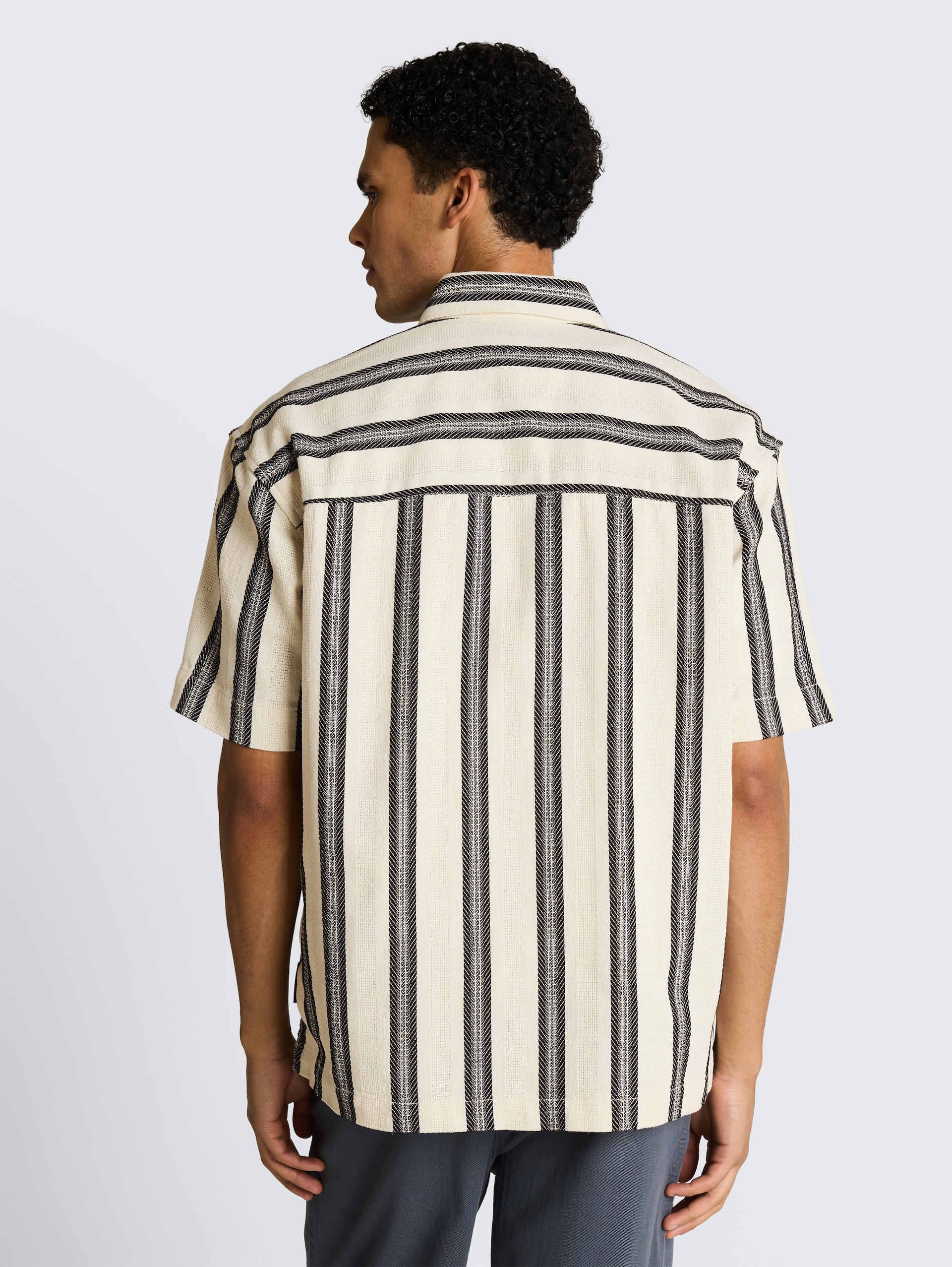 Losvallend overhemd met korte mouwen en streepmotief - wool white big stripe - Neklijn model-achteraanzicht