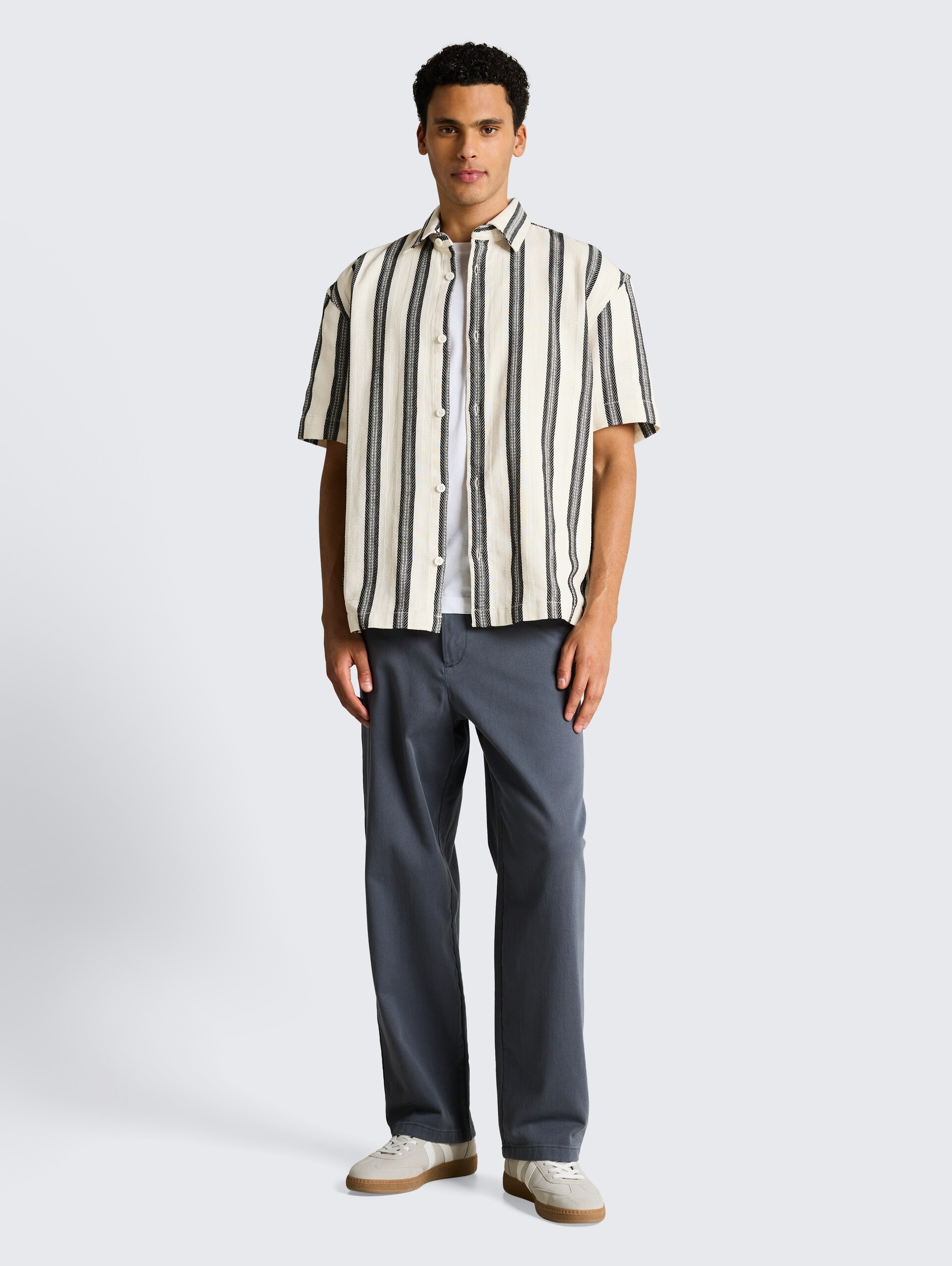 Losvallend overhemd met korte mouwen en streepmotief - wool white big stripe - Model vooraanzicht