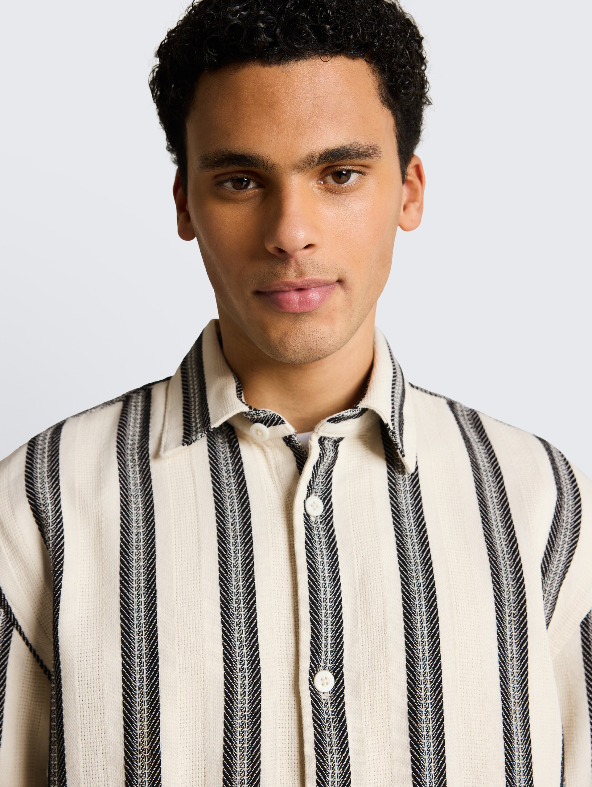 Losvallend overhemd met korte mouwen en streepmotief - wool white big stripe - Detailaanzicht model