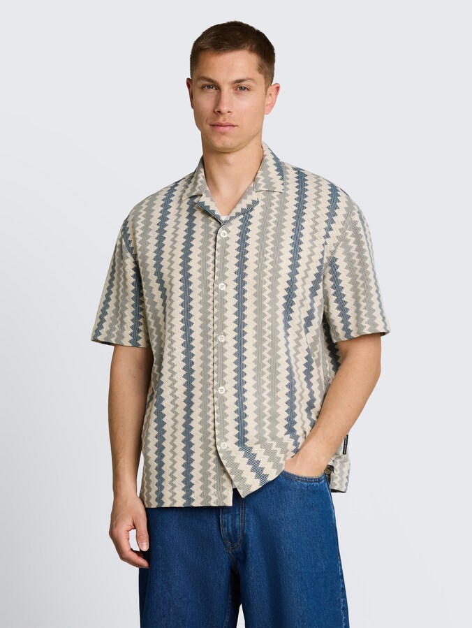 Loose fit resort-shirt met korte mouwen in haaklook door Denim Male, green white zick zack stripe