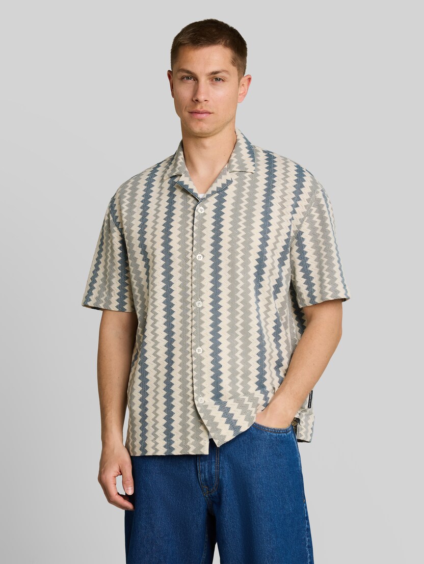 Loose Fit Resort Kurzarmhemd in Häkel-Optik von Denim Male, green white zick zack stripe