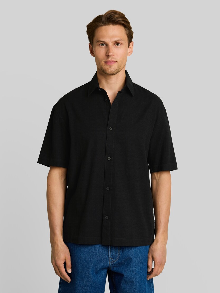 Loose Fit Kurzarmhemd aus Baumwolle von Denim Male, Black