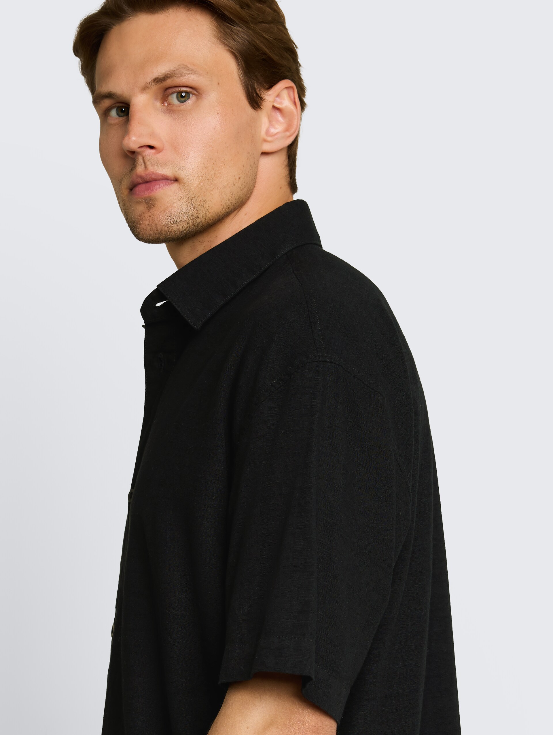Losvallend katoenen overhemd met korte mouwen - Black - Detailaanzicht model