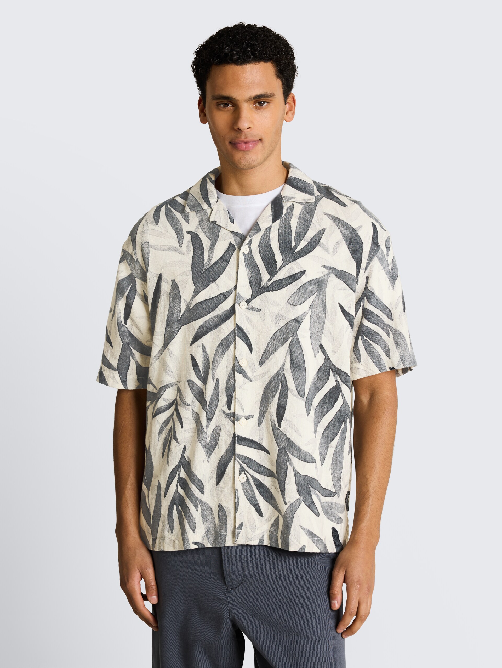 Loose fit resort-overhemd met korte mouwen en patroon - white black watery leaf print - Nek model vooraanzicht