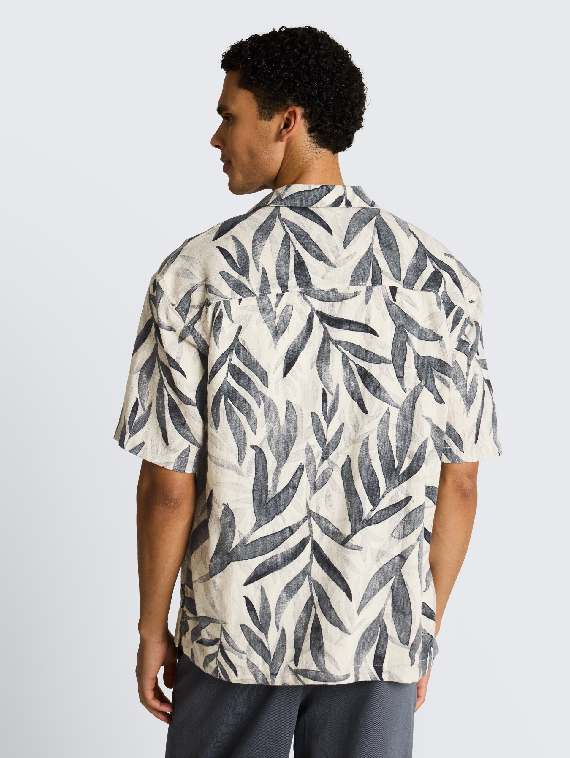 Loose fit resort-overhemd met korte mouwen en patroon - white black watery leaf print - Neklijn model-achteraanzicht