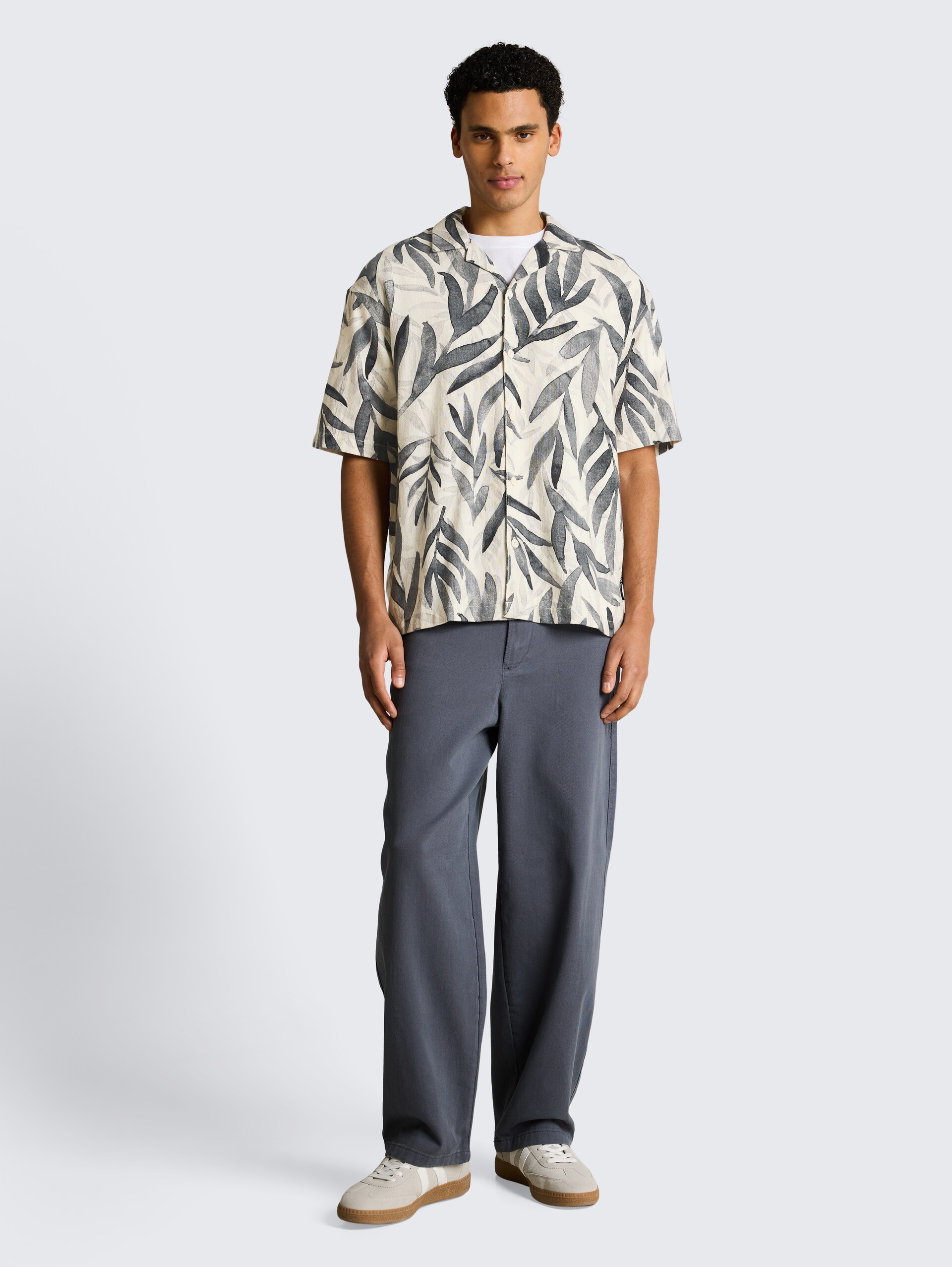 Loose fit resort-overhemd met korte mouwen en patroon - white black watery leaf print - Model vooraanzicht