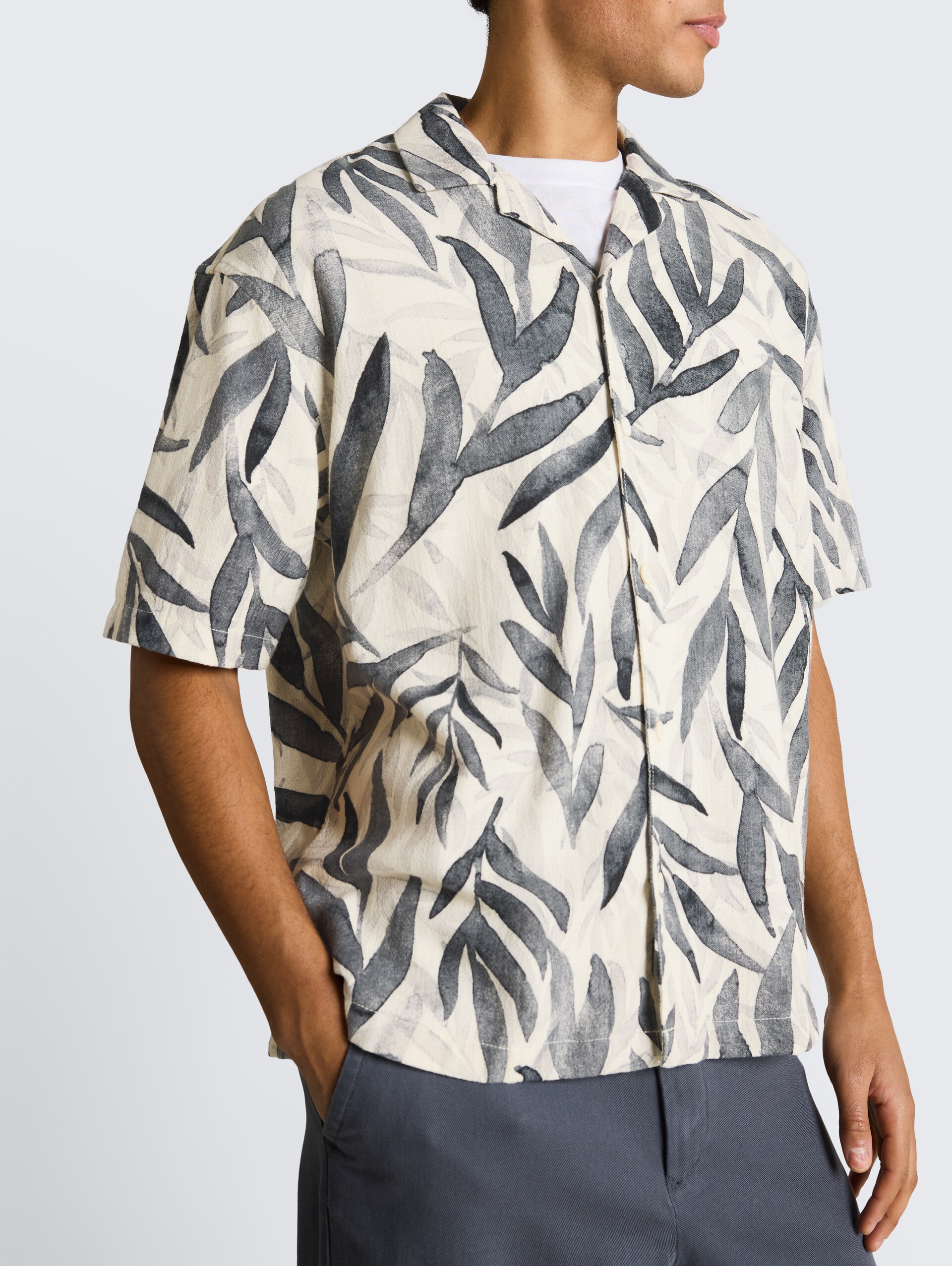 Loose fit resort-overhemd met korte mouwen en patroon - white black watery leaf print - Detailaanzicht model