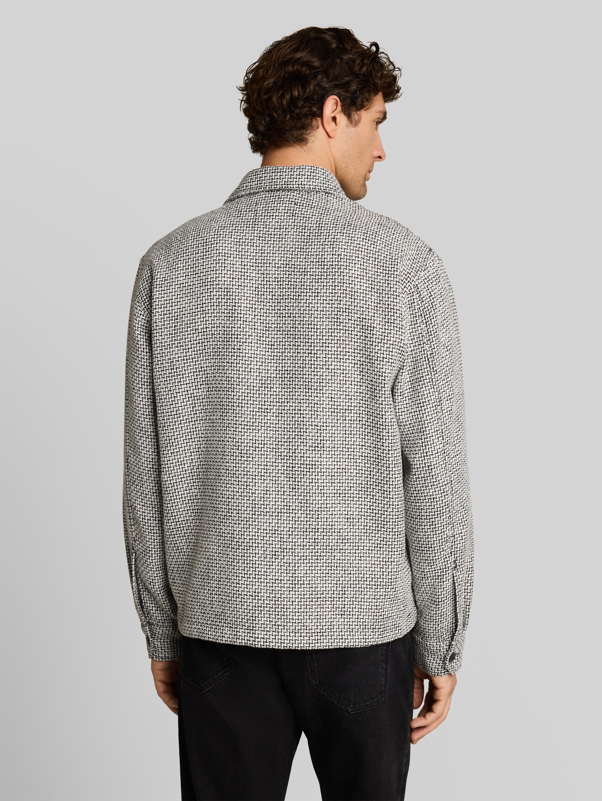 Overshirt mit Taschen - black white structure - Auschnitt Model-Rückansicht