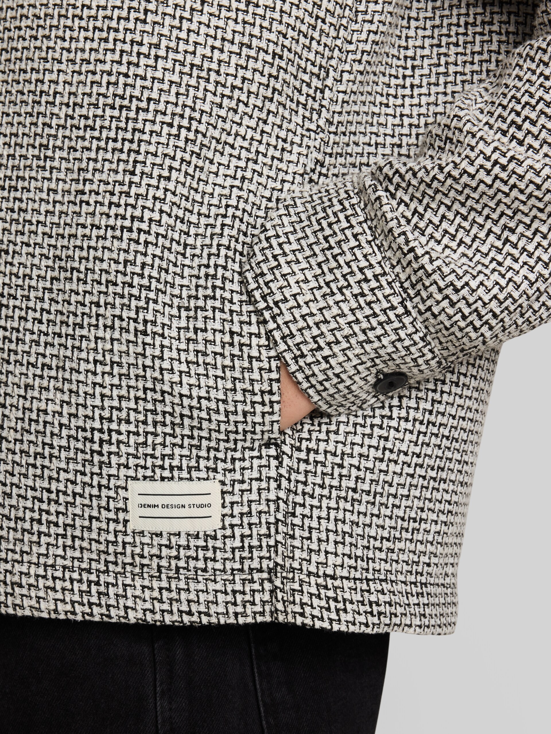Overshirt mit Taschen - black white structure - Detail-Model-Ansicht
