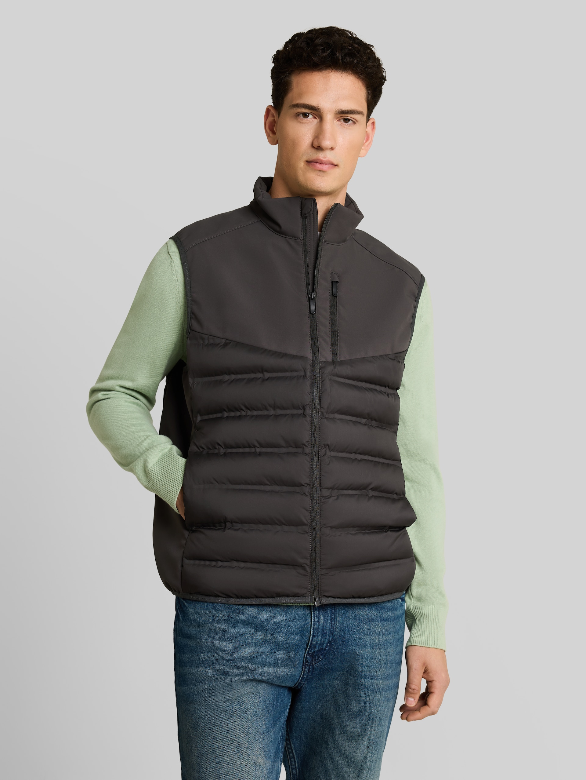 Relaxed Fit Hybrid Steppweste - Coal Mine Grey - Model-Vorderansicht