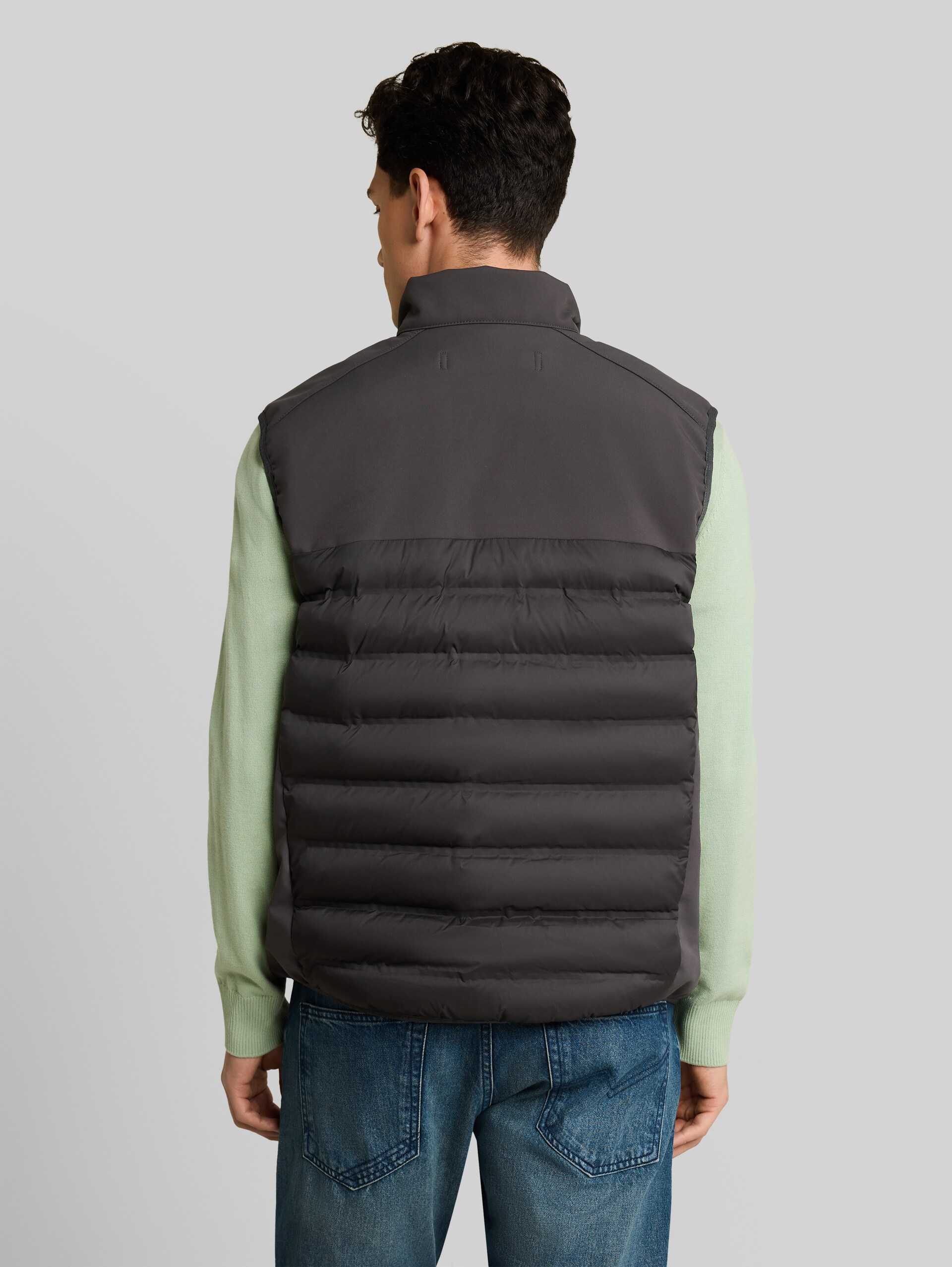 Relaxed Fit Hybrid Steppweste - Coal Mine Grey - Model-Rückansicht