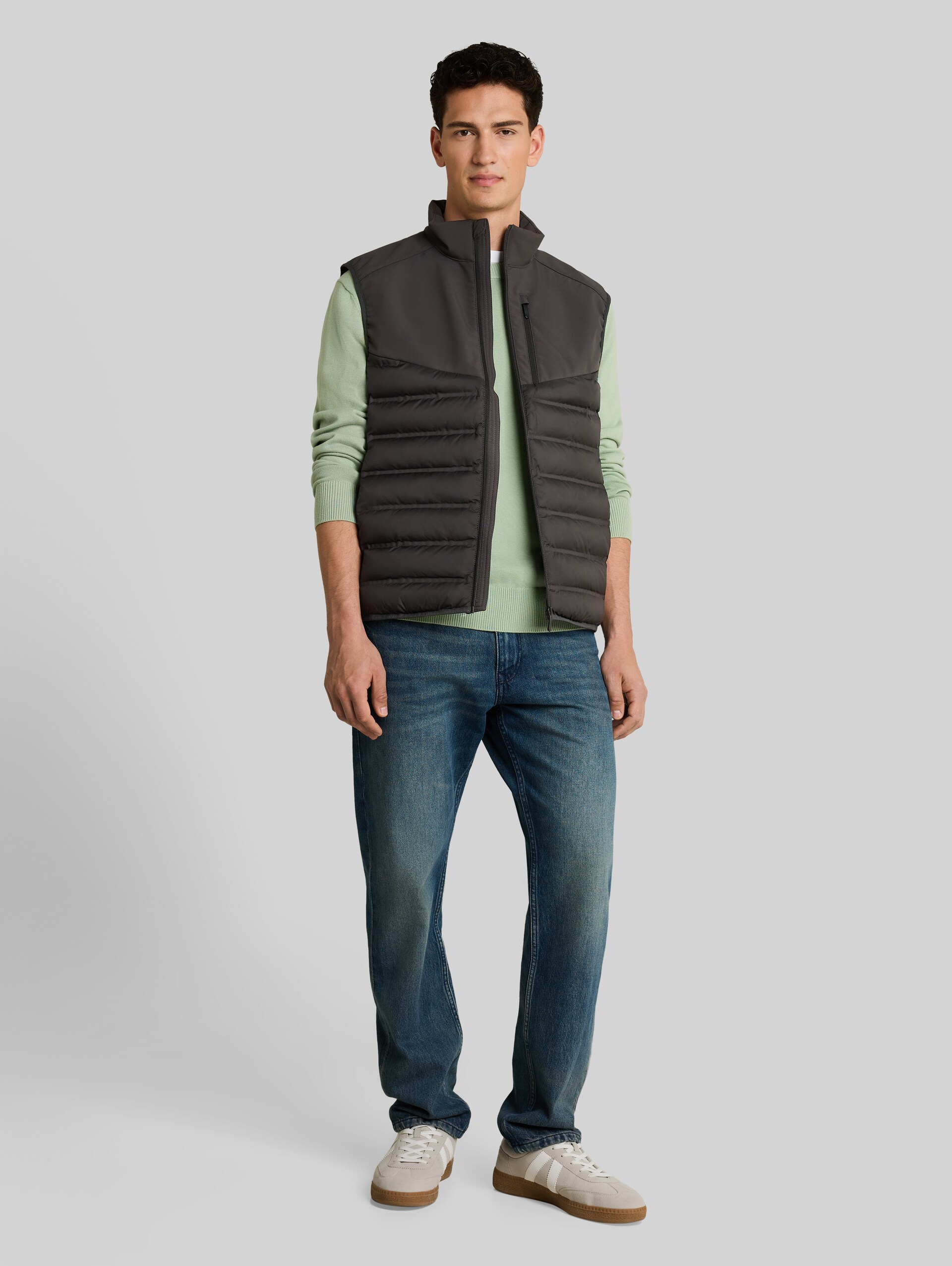 Relaxed Fit Hybrid Steppweste - Coal Mine Grey - seitliche Model-Ansicht