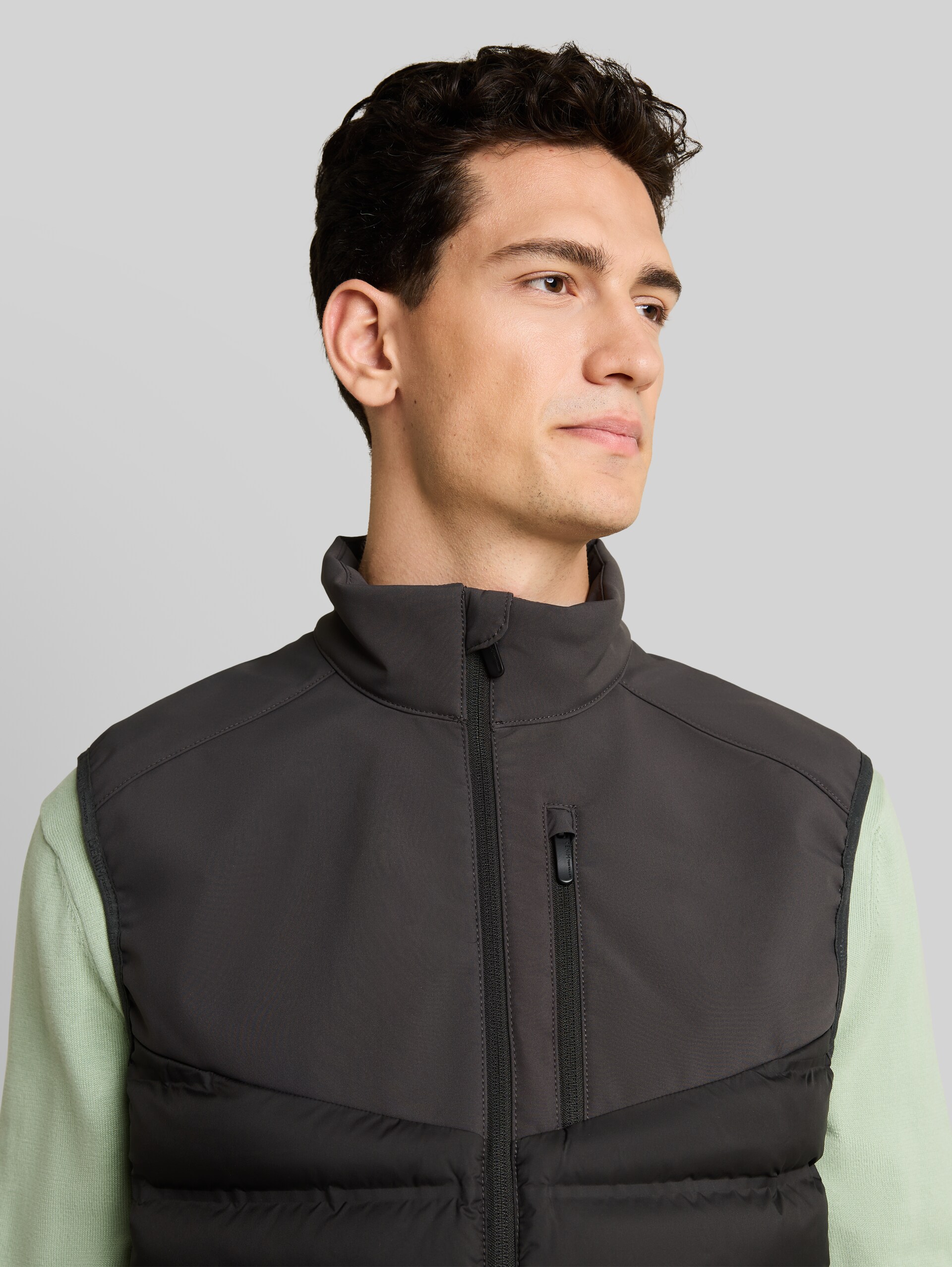 Relaxed Fit Hybrid Steppweste - Coal Mine Grey - Detail-Model-Ansicht