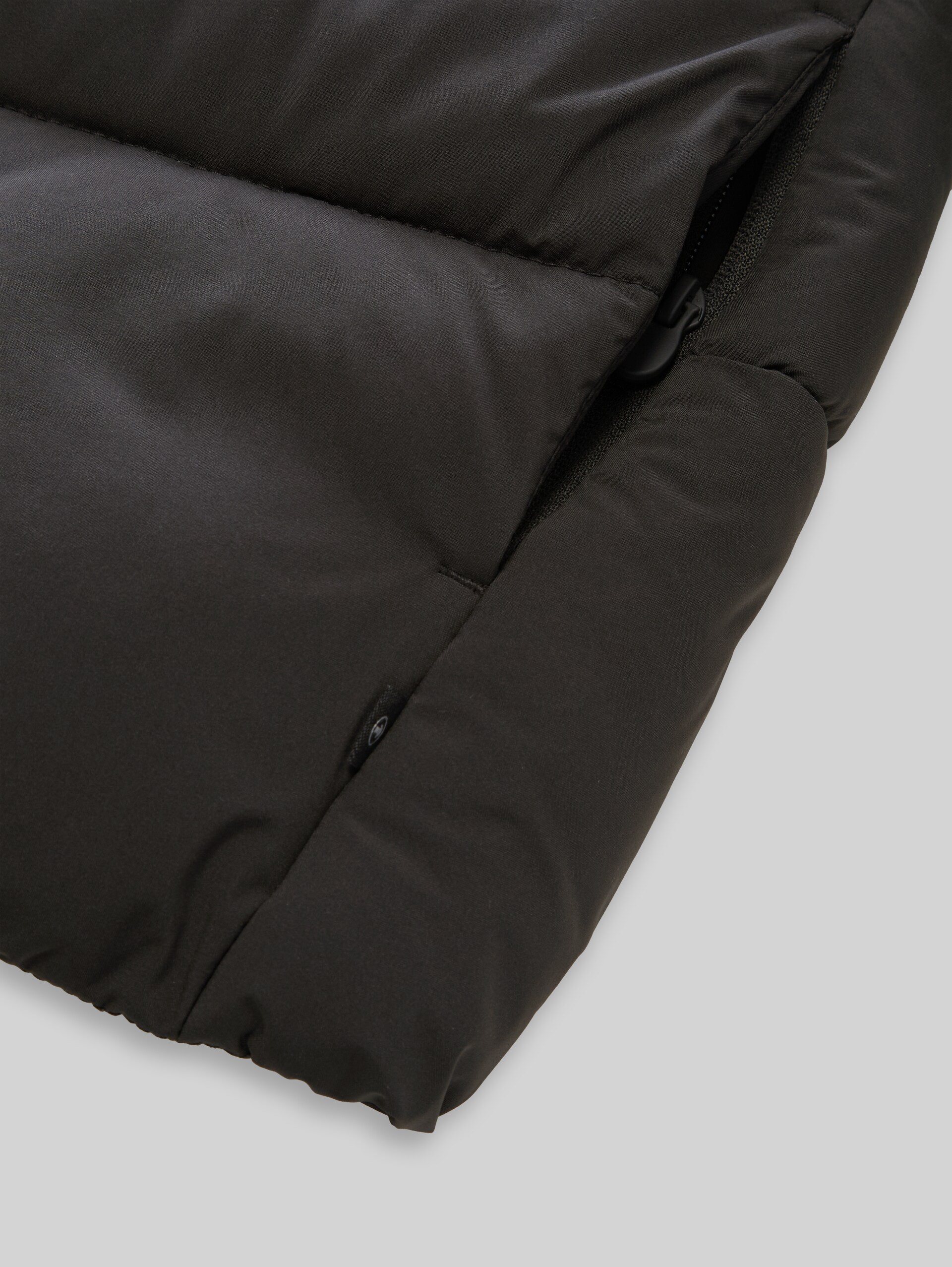 Puffer-Jacke aus wasserabweisendem Material - Coal Mine Grey - Detail-Model-Ansicht