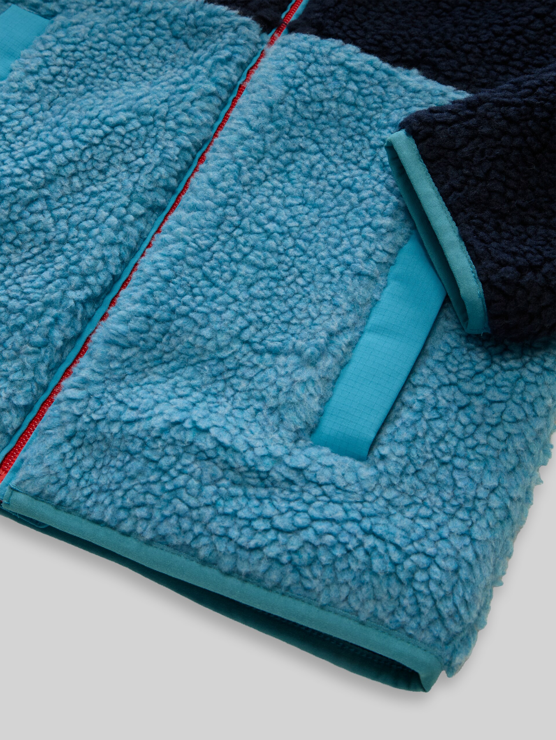 Teddy Jacke mit Colour Blocking - sky captain blue - Detail-Model-Ansicht