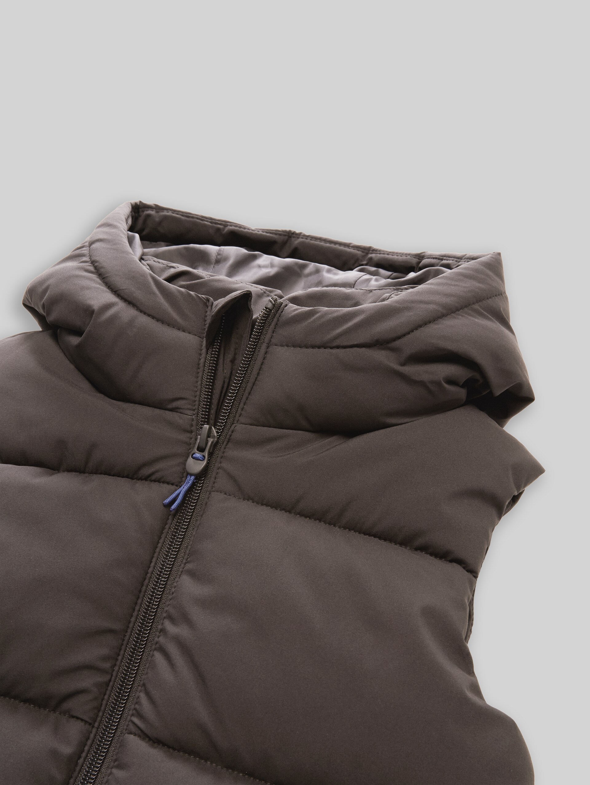 Puffer-vest met capuchon - Coal Mine Grey - Detailaanzicht model