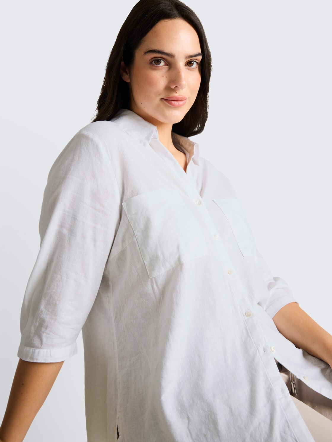 Plus Size - Hemdbluse mit Leinenanteil - White - Detail-Model-Ansicht