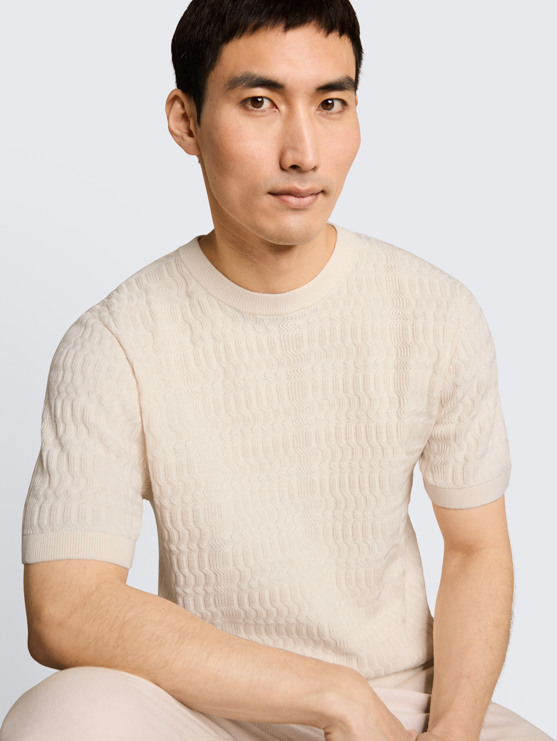 Strickpullover mit Rippstruktur - Gardenia White - Detail-Model-Ansicht