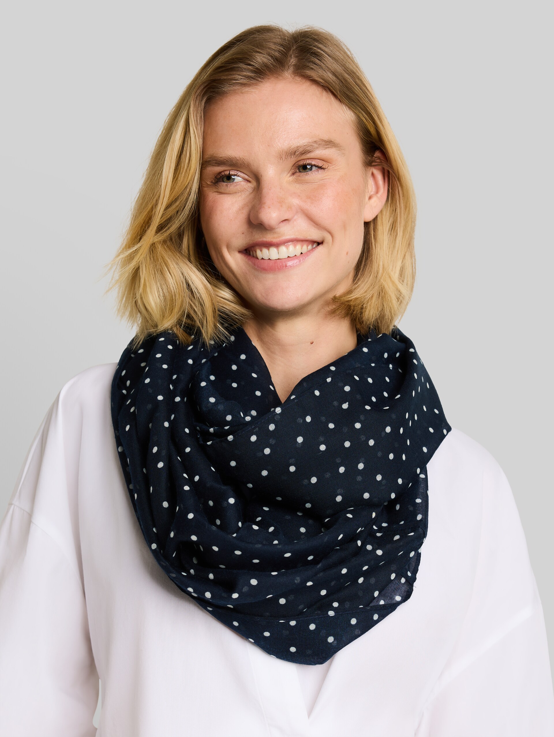 Loop-Schal mit Muster - navy white small dot design - Ausschnitt Model-Vorderansicht