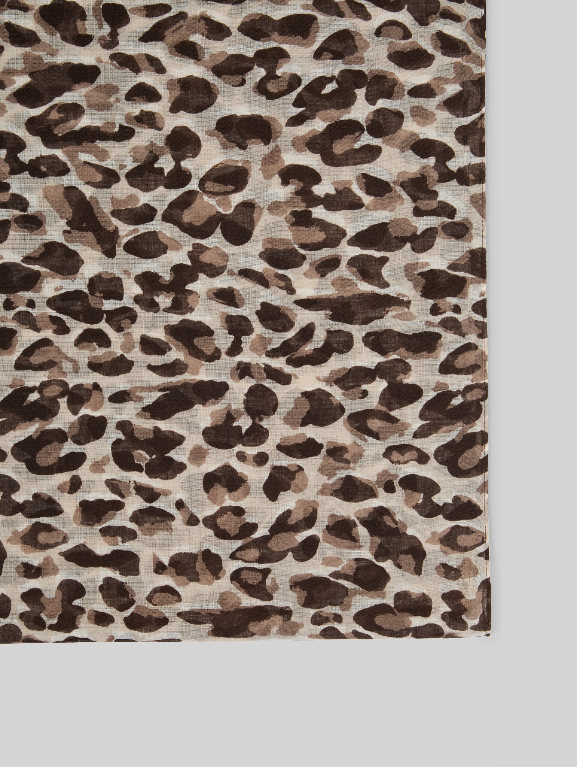 Loop-Schal mit Muster - brown beige leo print - Material-Ansicht