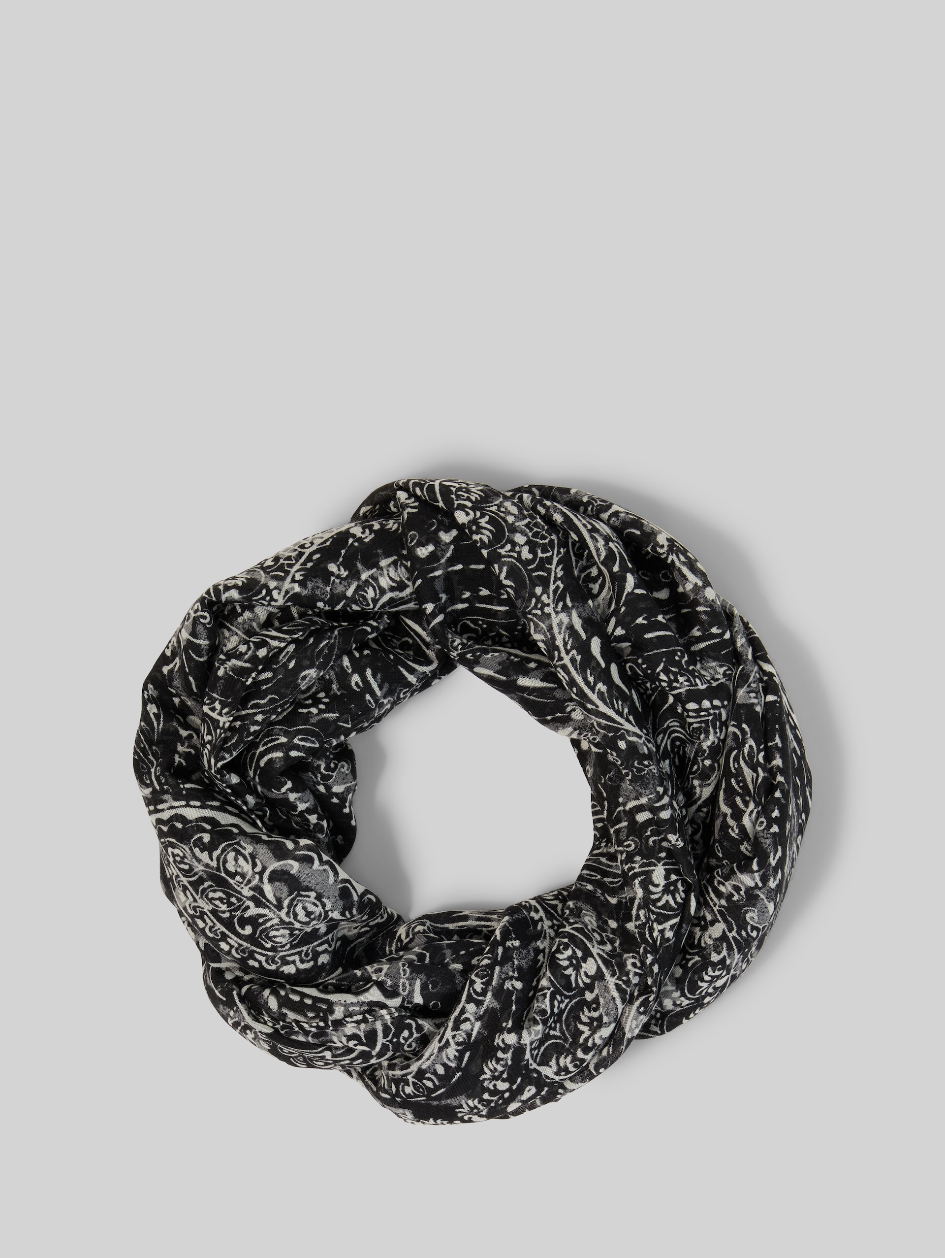 Loop-Schal mit Muster - black paisley - Vorder-Produkt-Ansicht