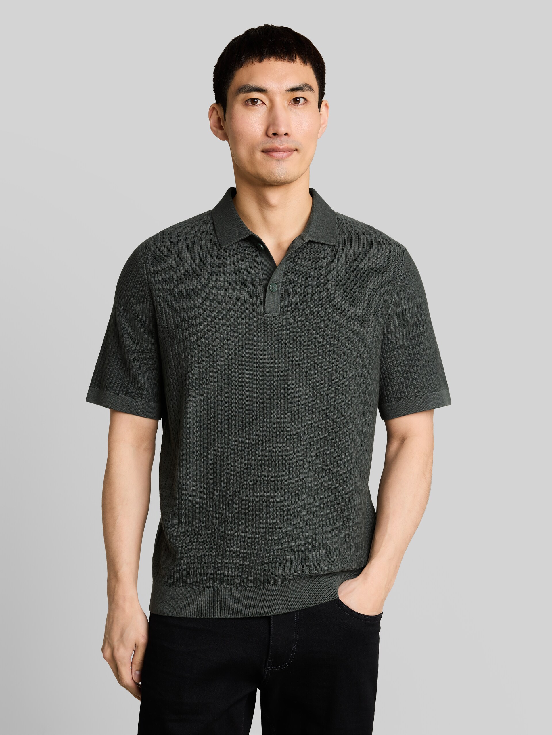 Strick-Poloshirt aus Baumwolle - Black Olive - Ausschnitt Model-Vorderansicht