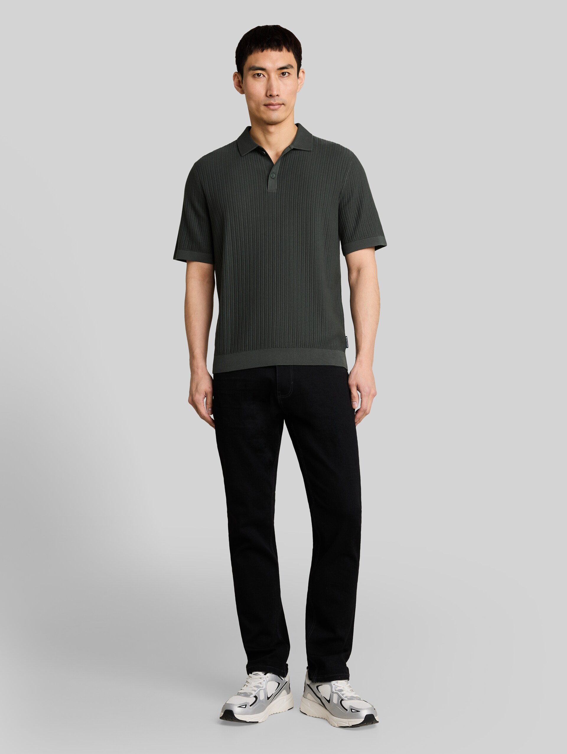 Strick-Poloshirt aus Baumwolle - Black Olive - Model-Vorderansicht