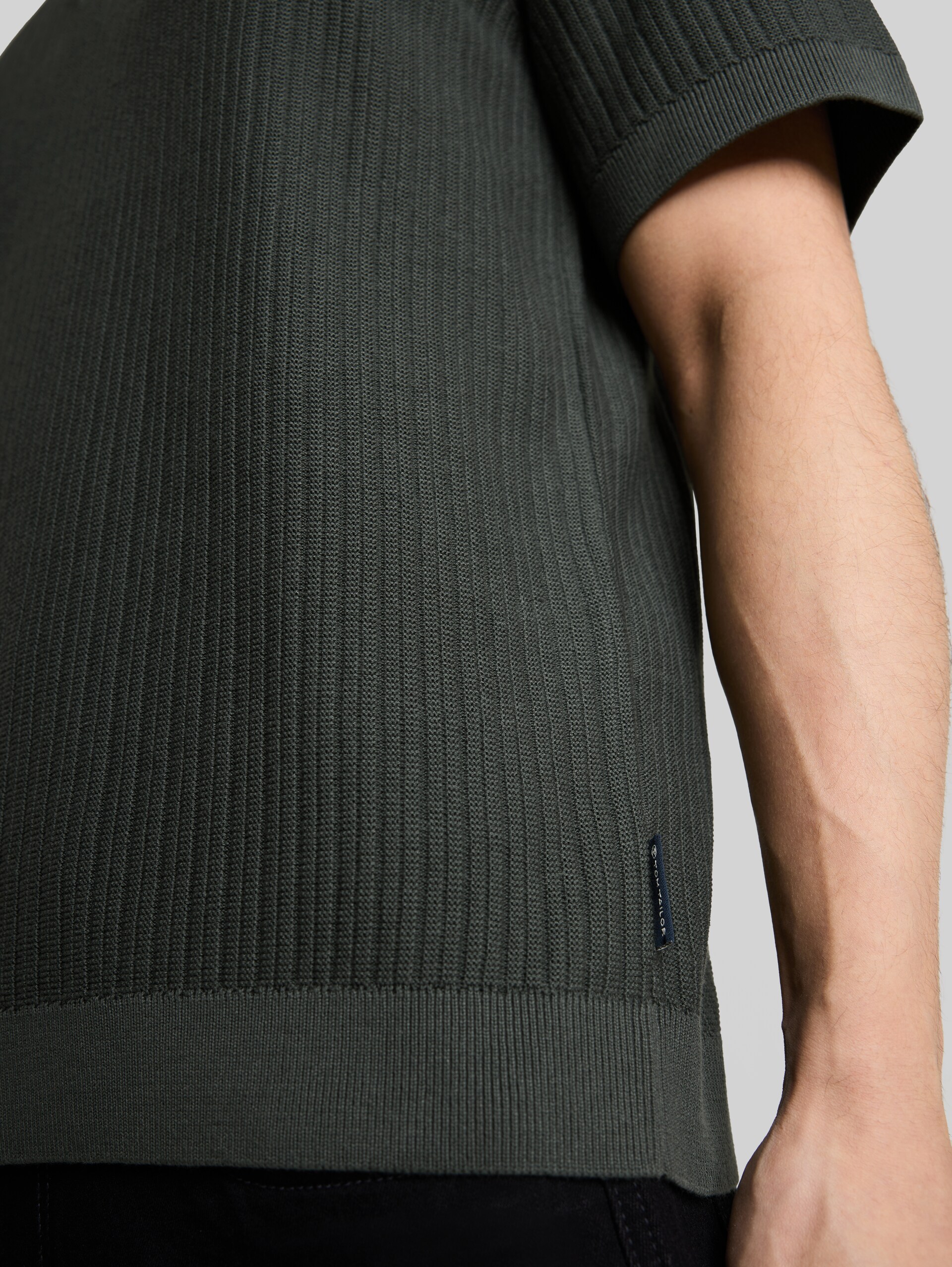 Strick-Poloshirt aus Baumwolle - Black Olive - Detail-Model-Ansicht