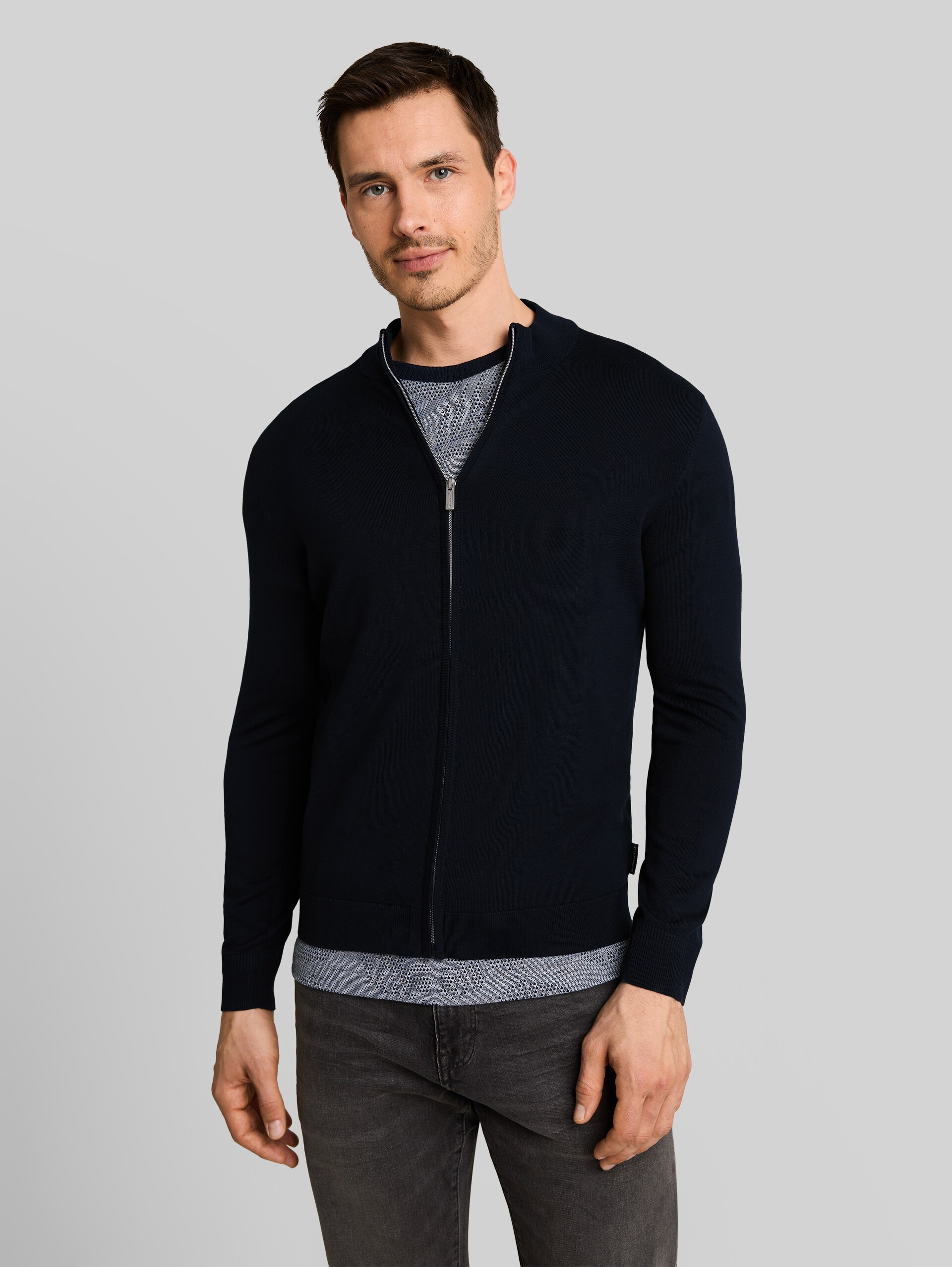 Strickjacke mit Seidenanteil - sky captain blue - Ausschnitt Model-Vorderansicht