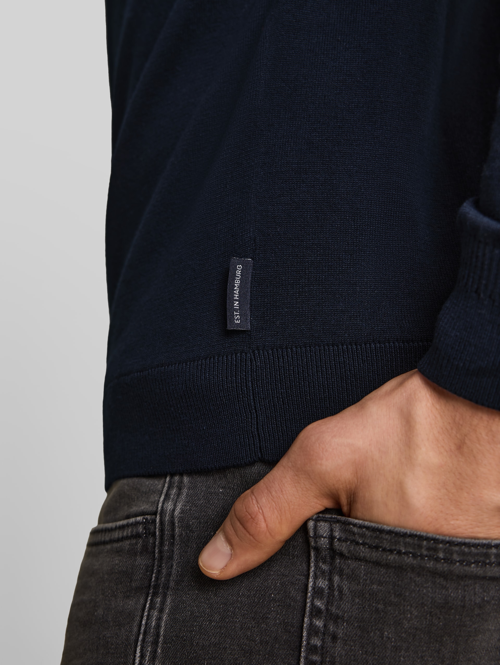 Strickjacke mit Seidenanteil - sky captain blue - Detail-Model-Ansicht