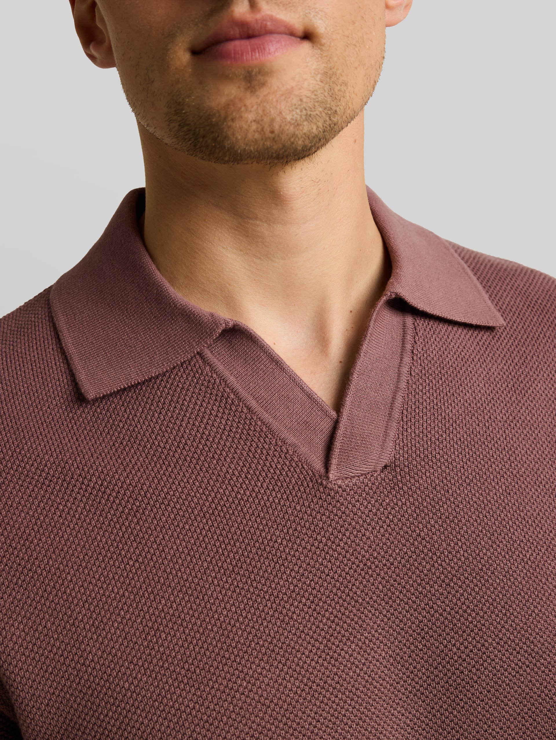 Piqué Strick-Poloshirt aus Baumwolle - rose taupe - Detail-Model-Ansicht