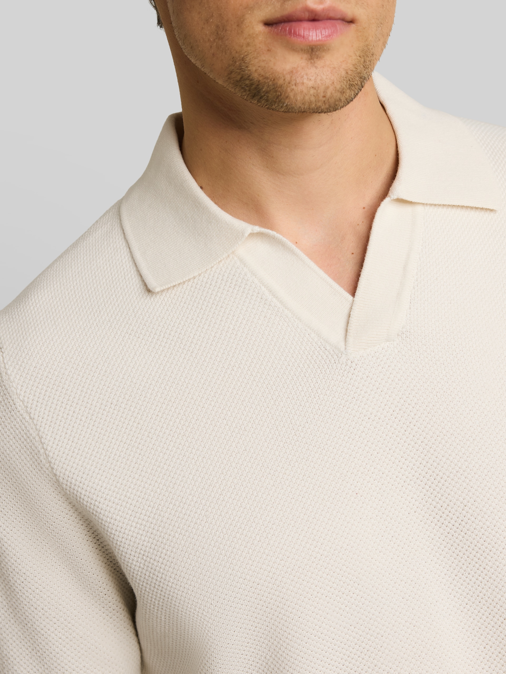 Piqué Strick-Poloshirt aus Baumwolle - Wool White - Detail-Model-Ansicht