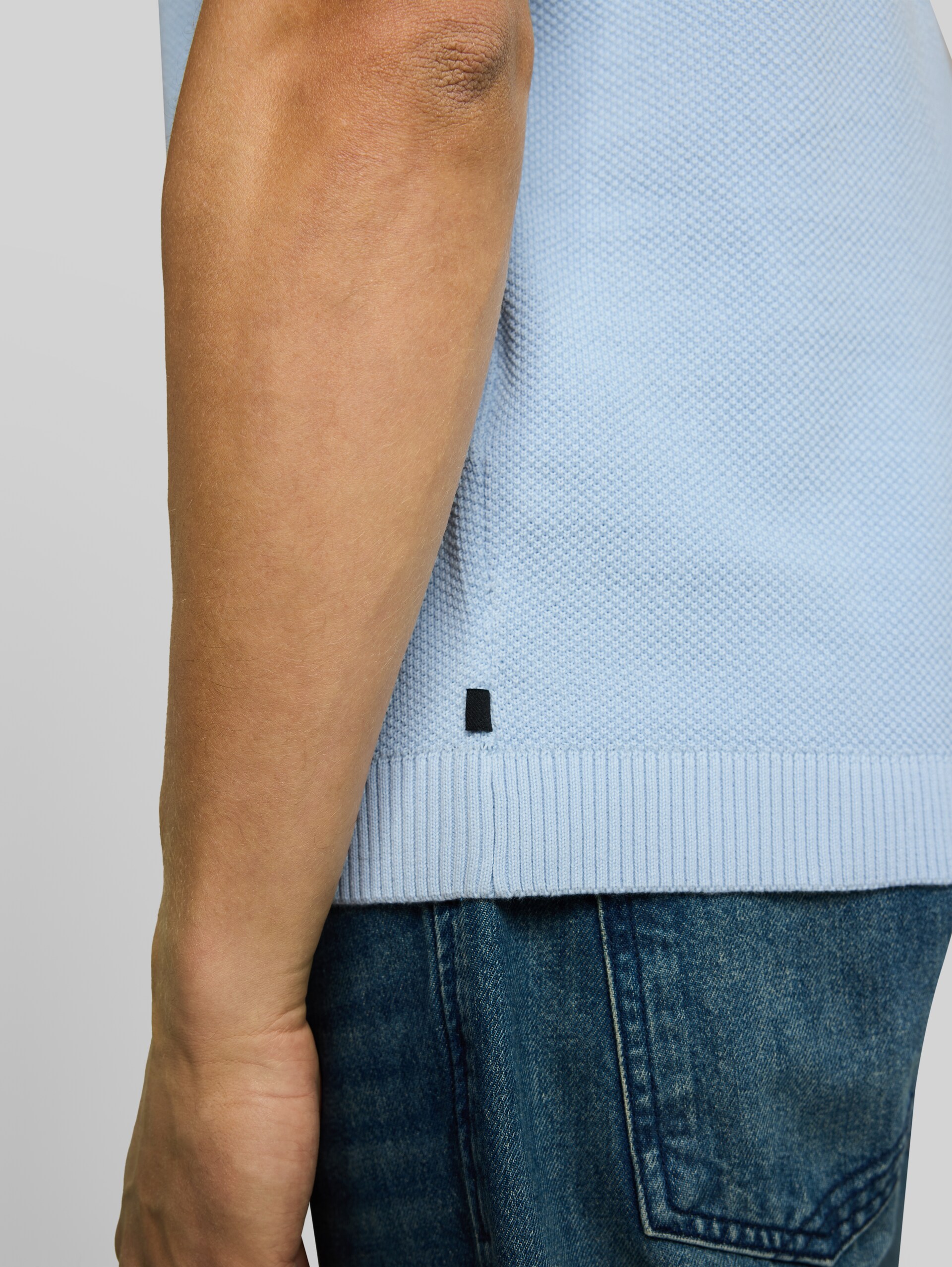 Piqué Strick-Poloshirt aus Baumwolle - Light Metal Blue - Detail-Model-Ansicht
