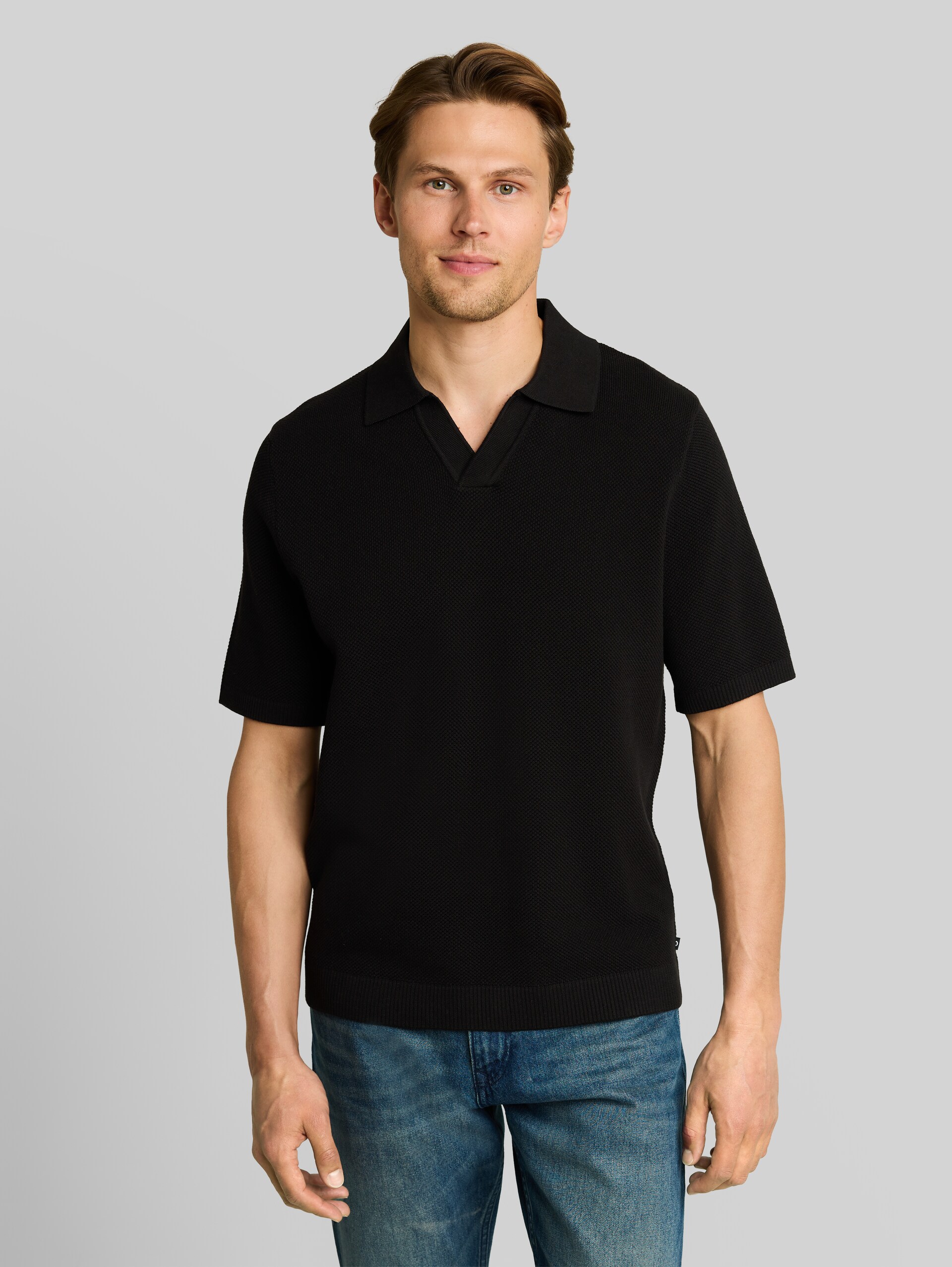 Piqué Strick-Poloshirt aus Baumwolle - Black - Ausschnitt Model-Vorderansicht