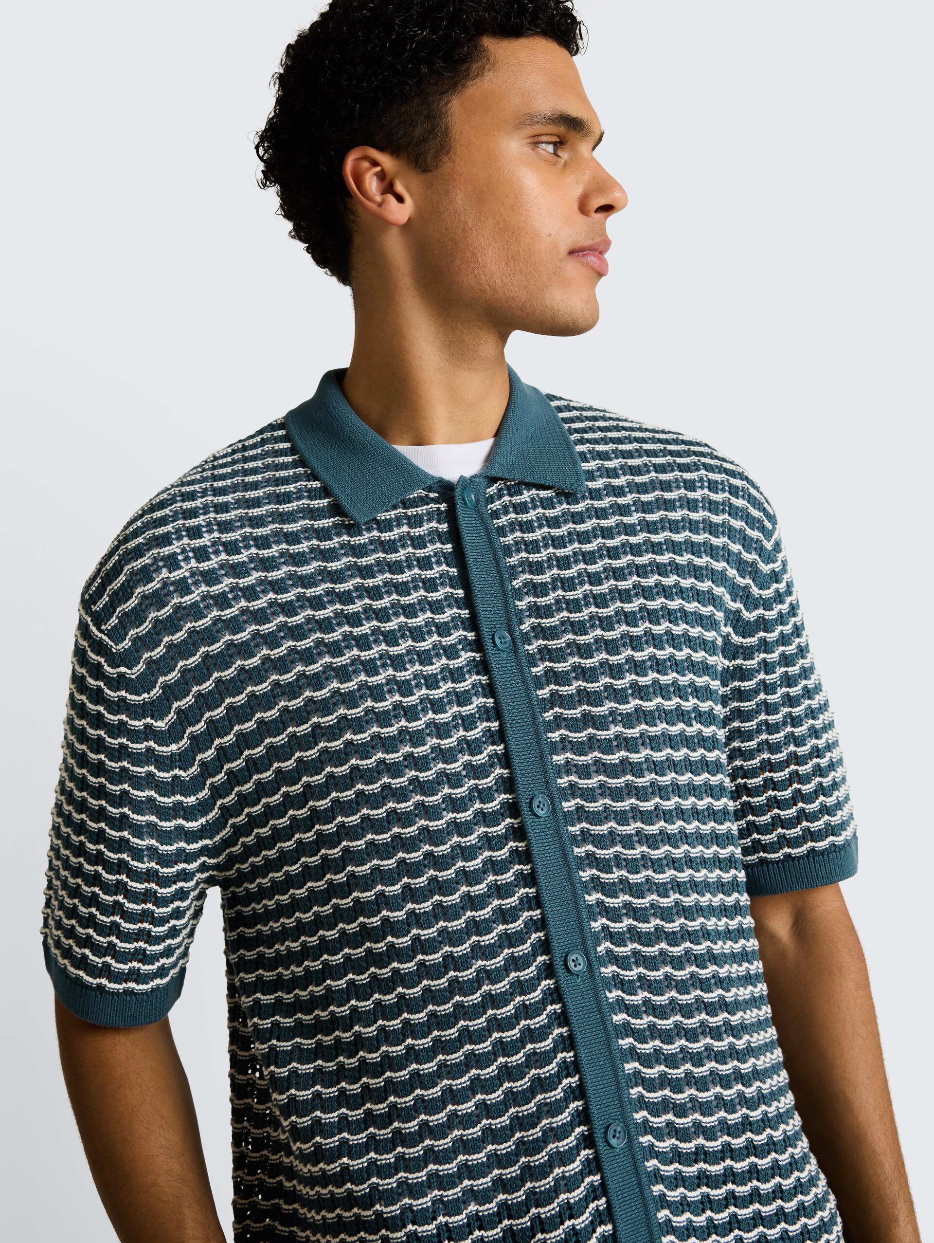 Strick-Poloshirt mit Lochmuster - tide petrol white structure - Detail-Model-Ansicht