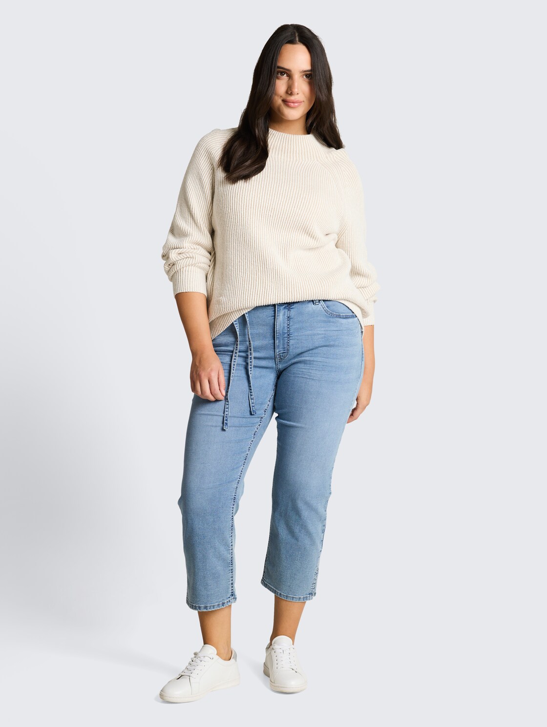 Plus Size - TTPLUS SLIM Jeans mit Bindegürtel - Clean Light Stone Blue Denim - Model-Vorderansicht