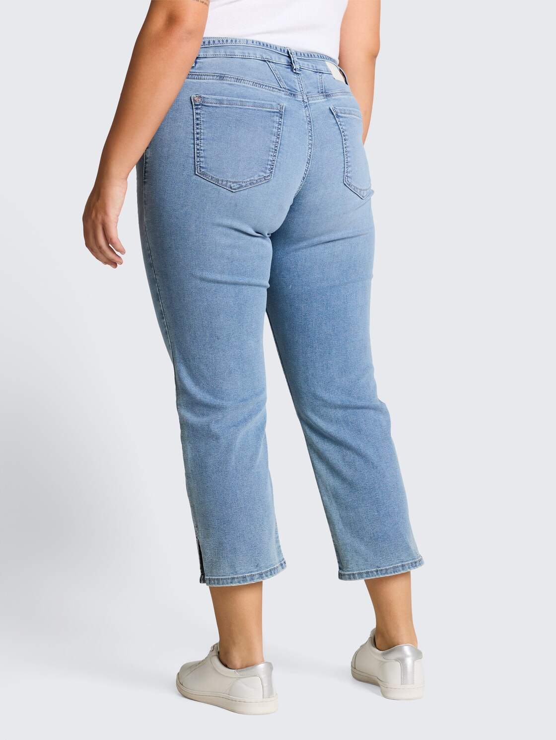 Plus Size - TTPLUS SLIM Jeans mit Bindegürtel - Clean Light Stone Blue Denim - Auschnitt Model-Rückansicht