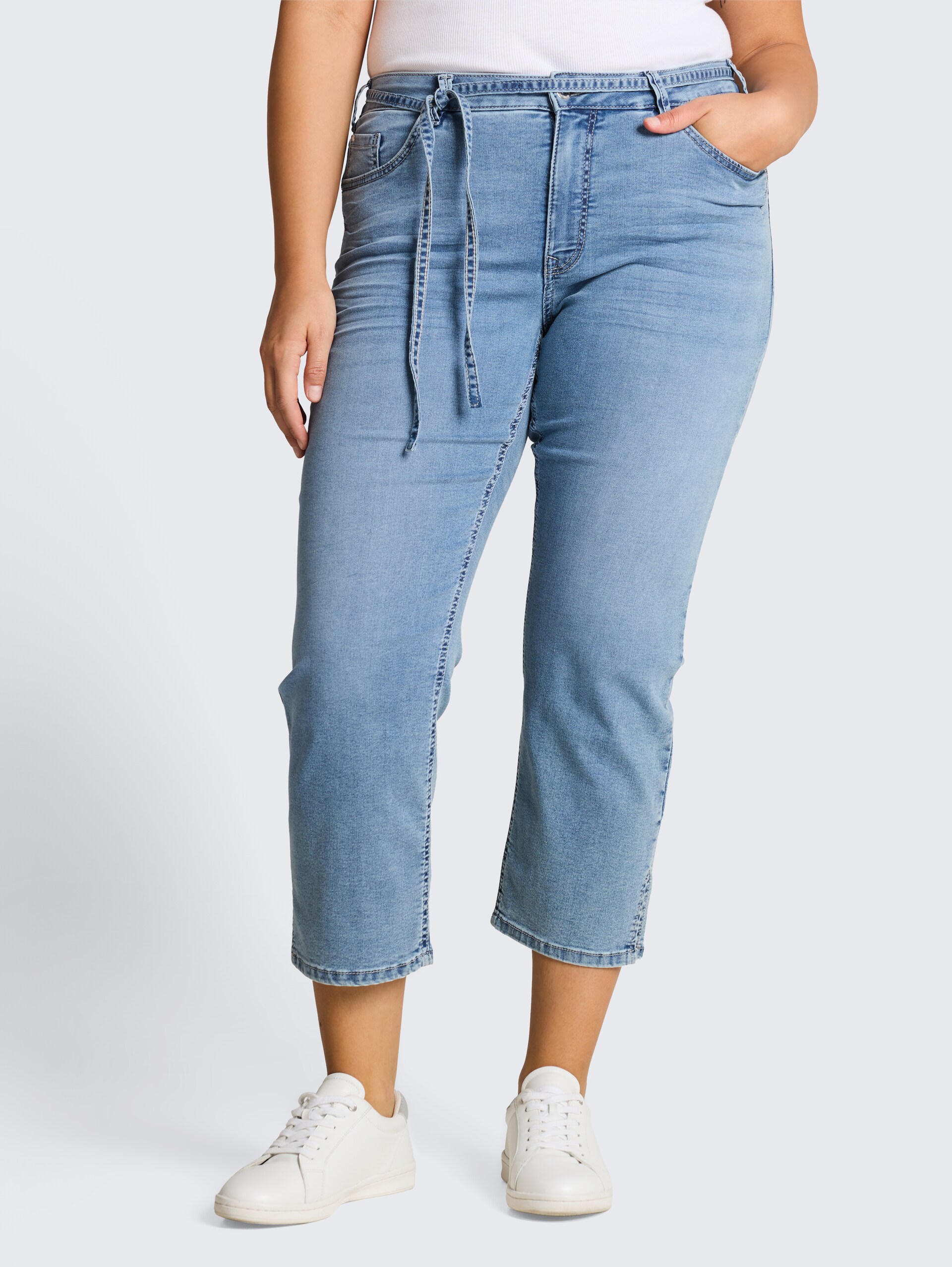 Plus Size - TTPLUS SLIM Jeans mit Bindegürtel - Clean Light Stone Blue Denim - Ausschnitt Model-Vorderansicht