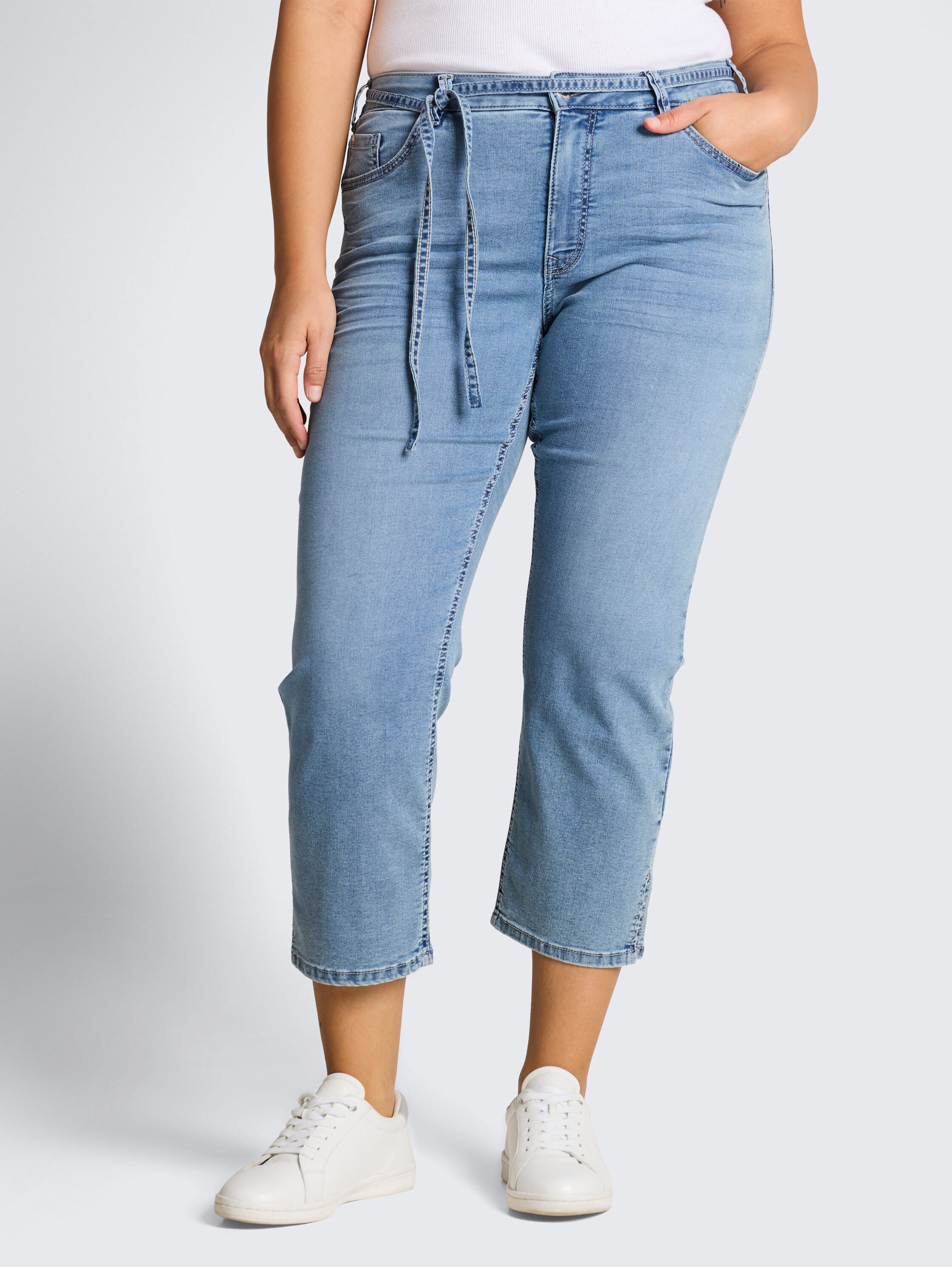 Plus Size - TTPLUS SLIM Jeans mit Bindegürtel - Clean Light Stone Blue Denim - Ausschnitt Model-Vorderansicht