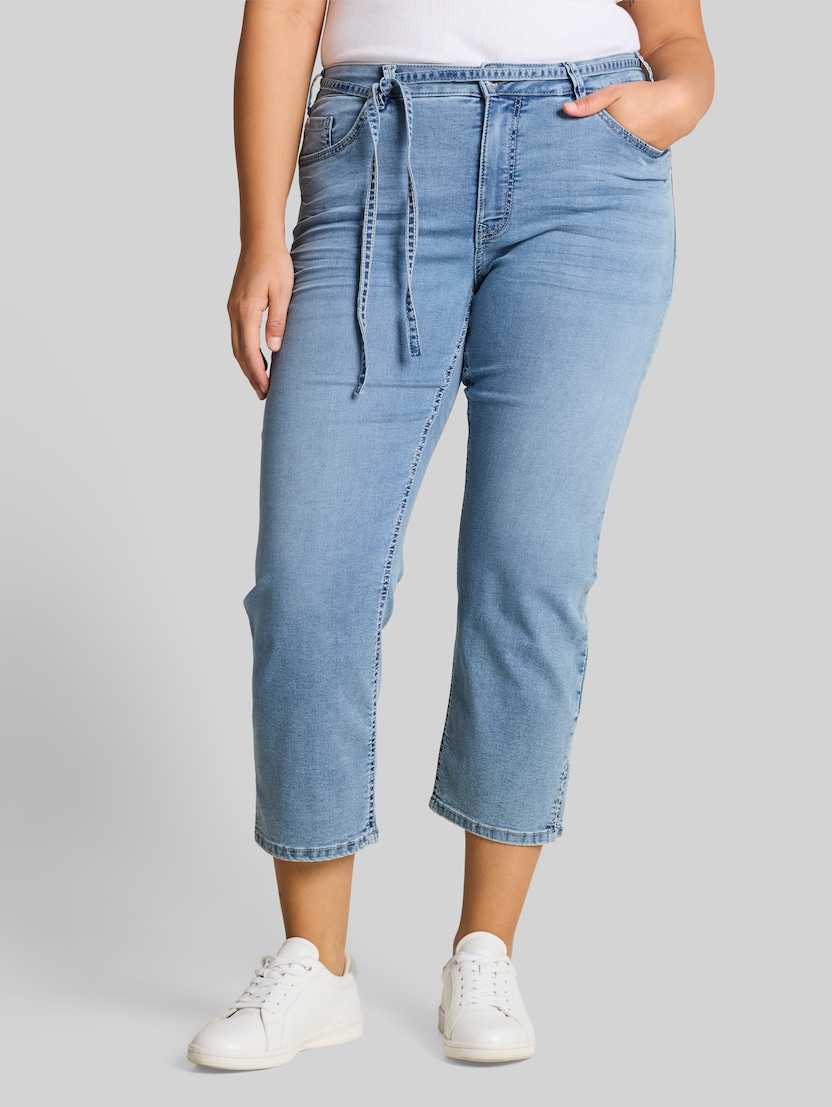 Plus Size - TTPLUS SLIM jeans met strikceintuur door Women Plus Size, Clean Light Stone Blue Denim