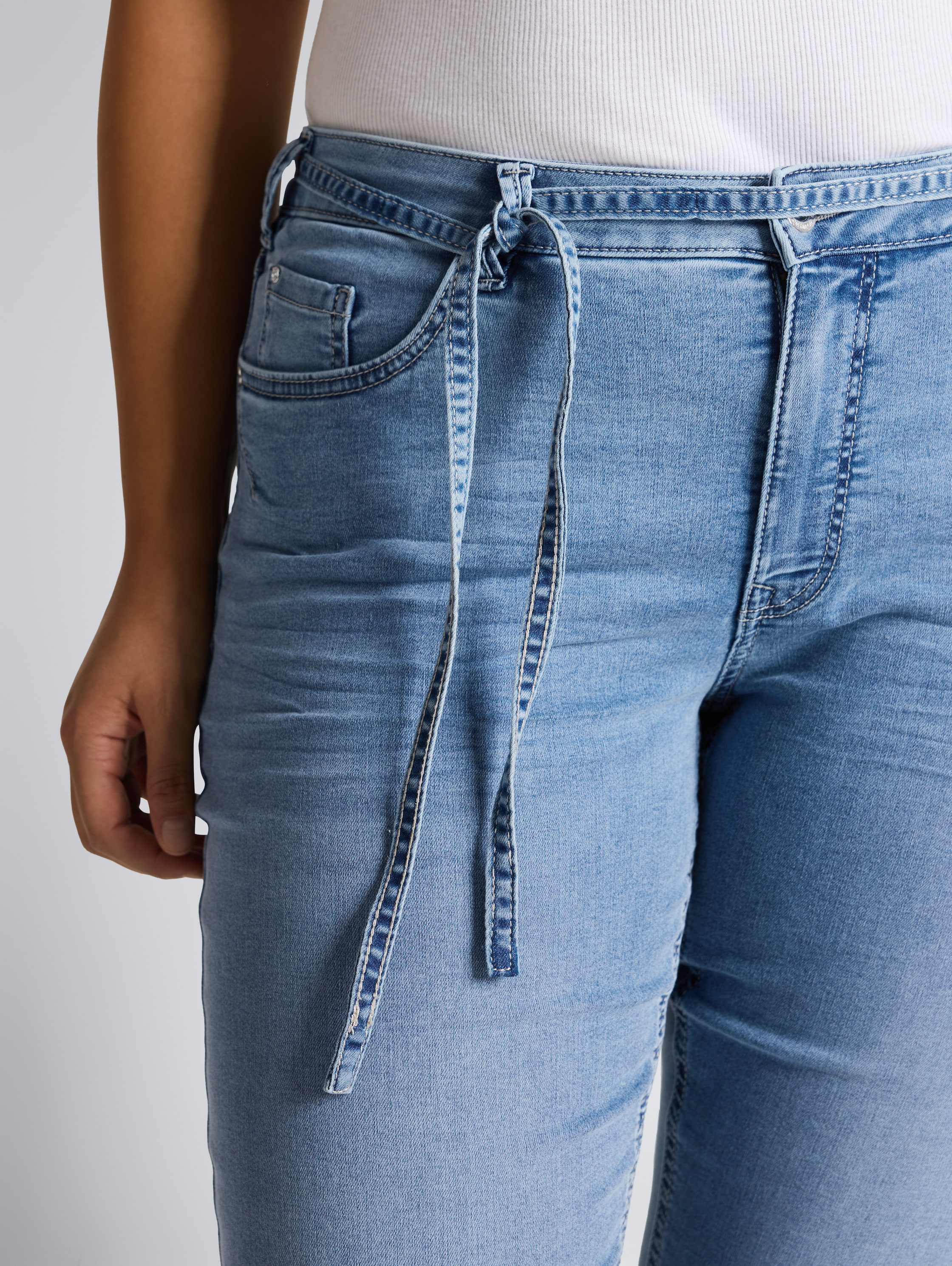 Plus Size - TTPLUS SLIM Jeans mit Bindegürtel - Clean Light Stone Blue Denim - Detail-Model-Ansicht