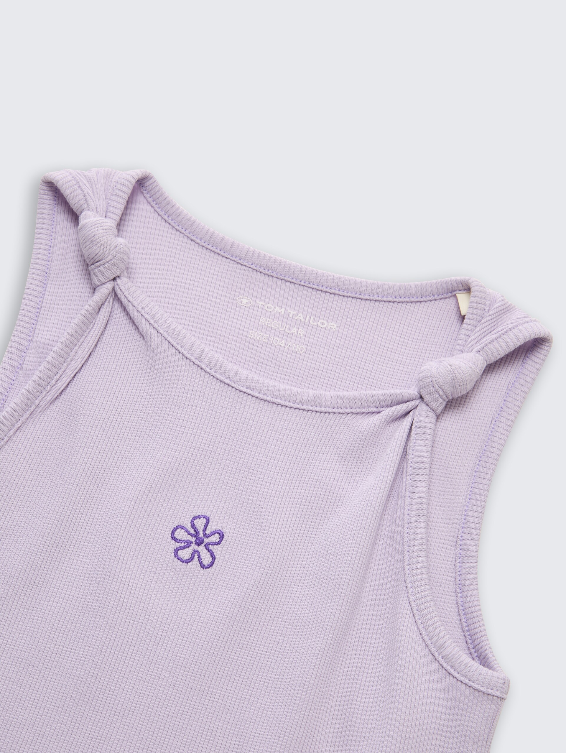 Geribbeld topje met knoopdetail - cool lilac - Detailaanzicht model