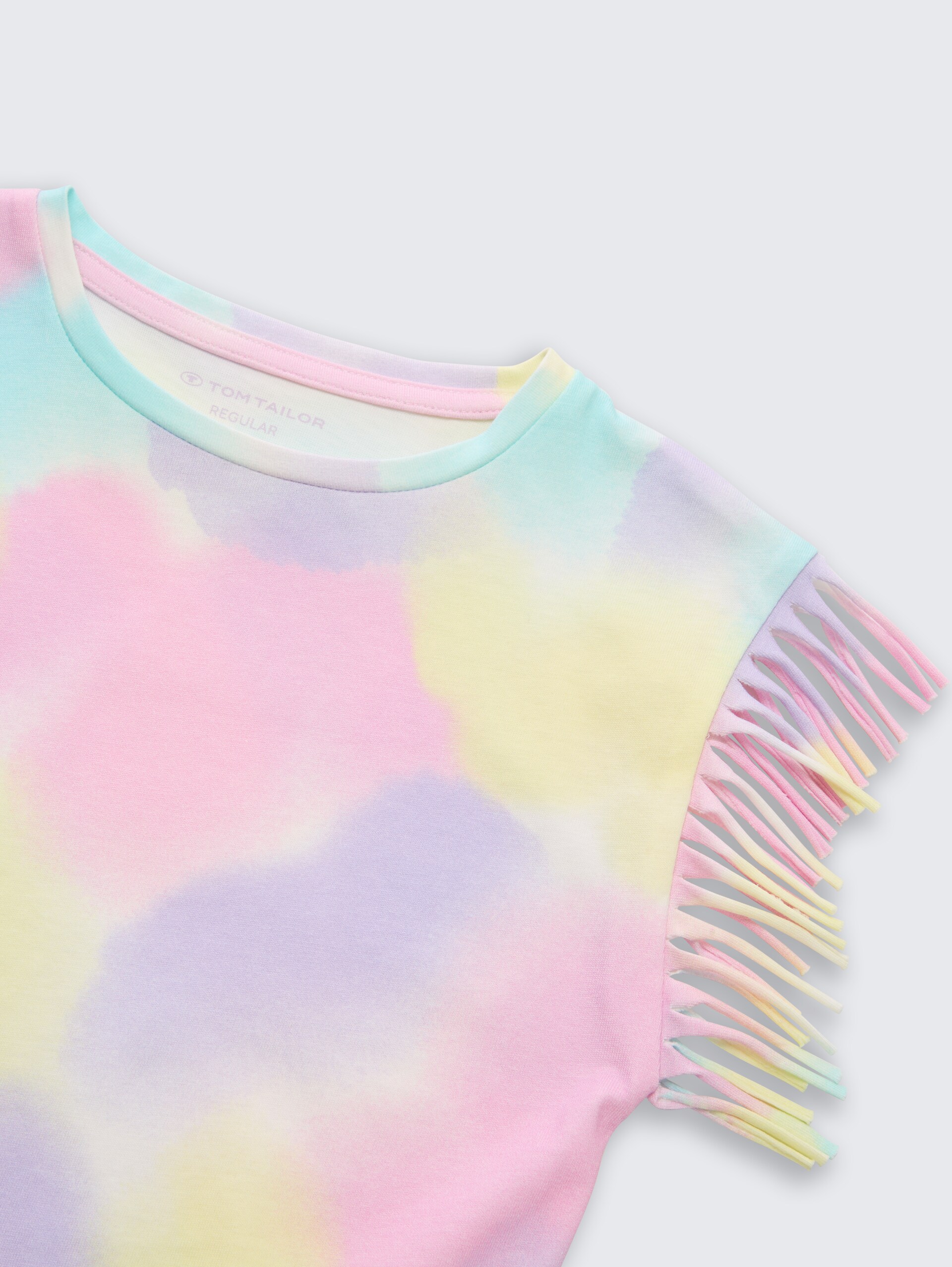 T-shirt met franjes - rainbow watercolor print - Detailaanzicht model