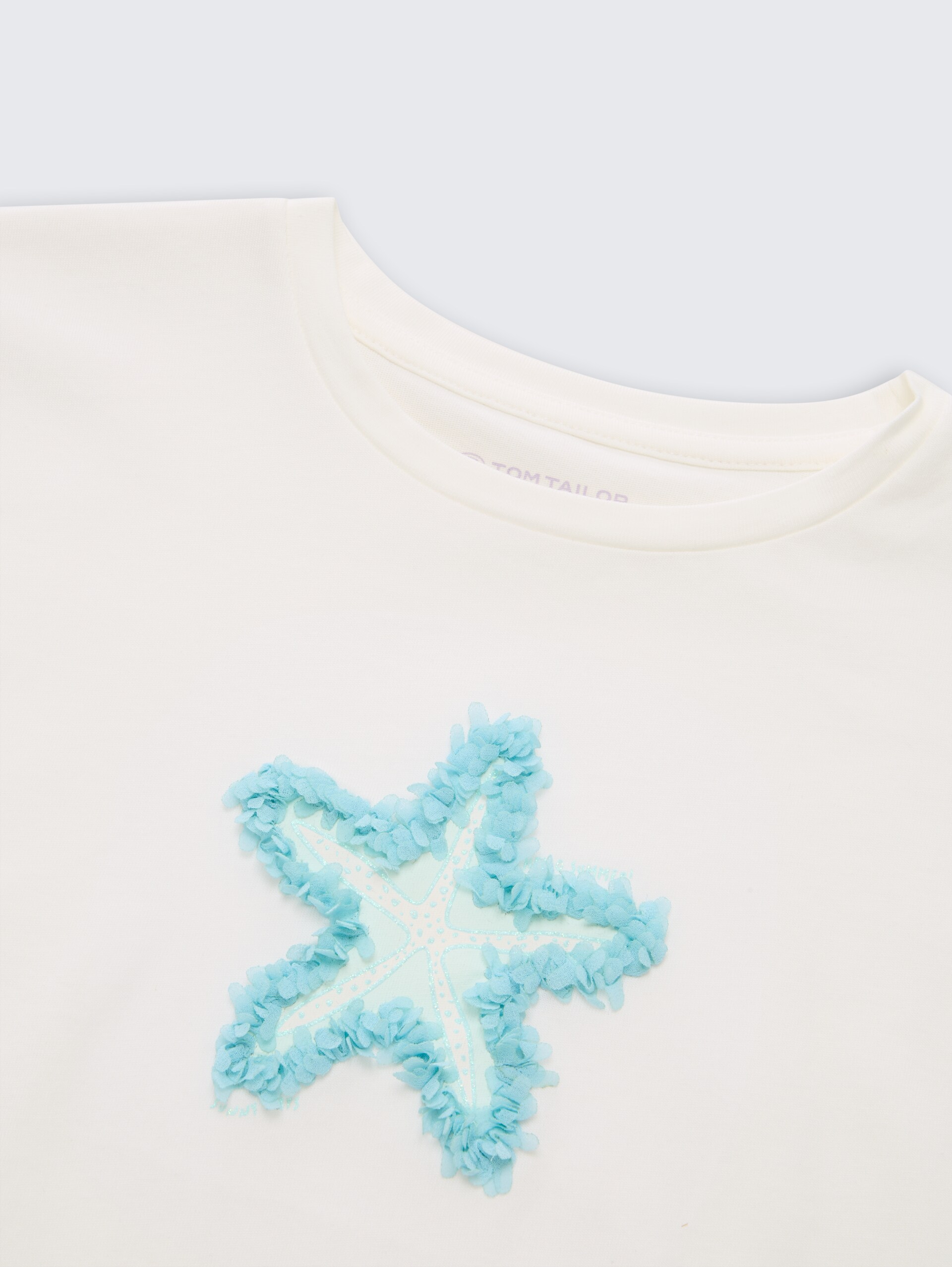 T-shirt met knoopdetail - Whisper White - Detailaanzicht model