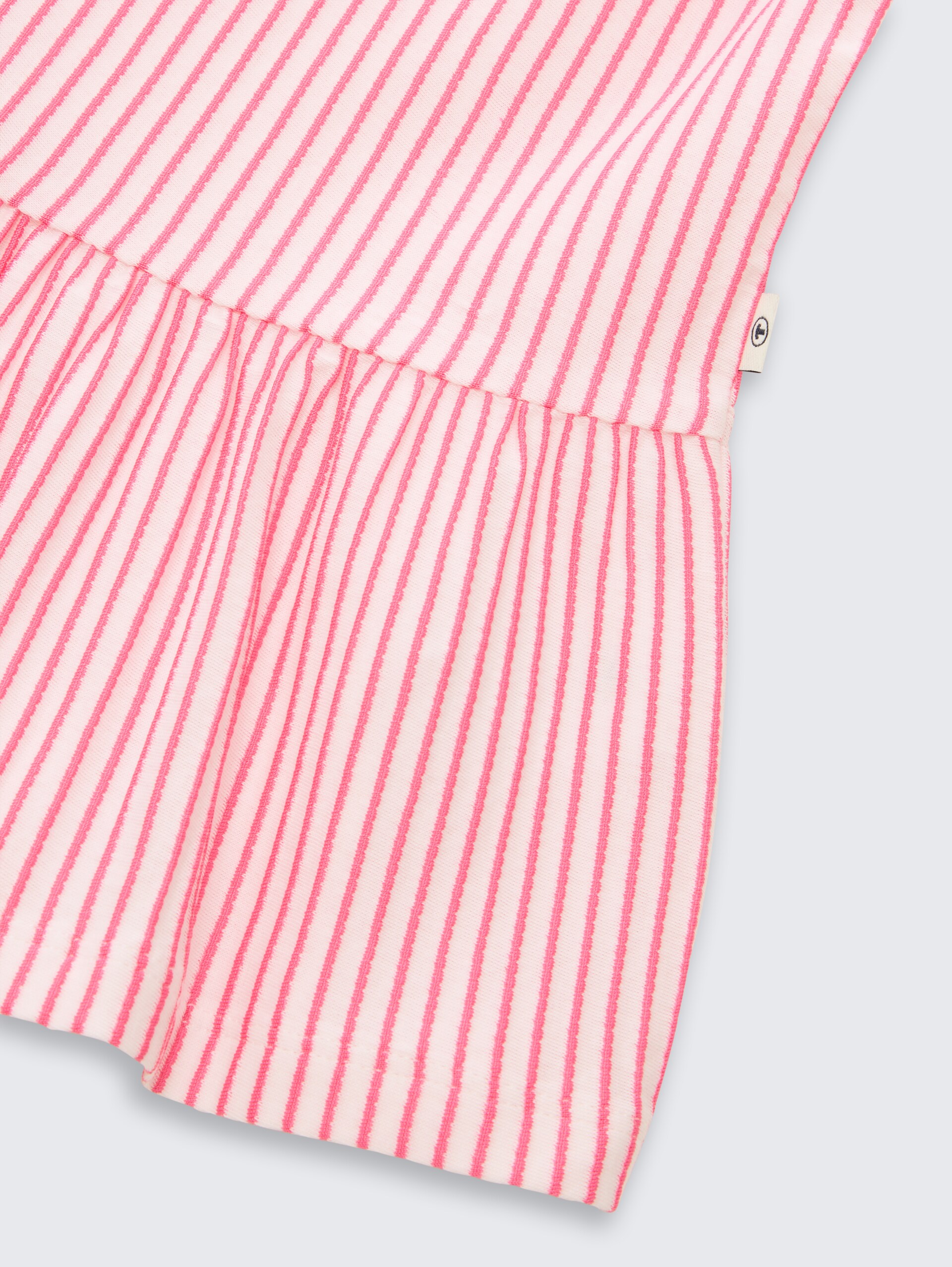 T-shirt met streepjesmotief - vertical pink white stripe - Detailaanzicht model