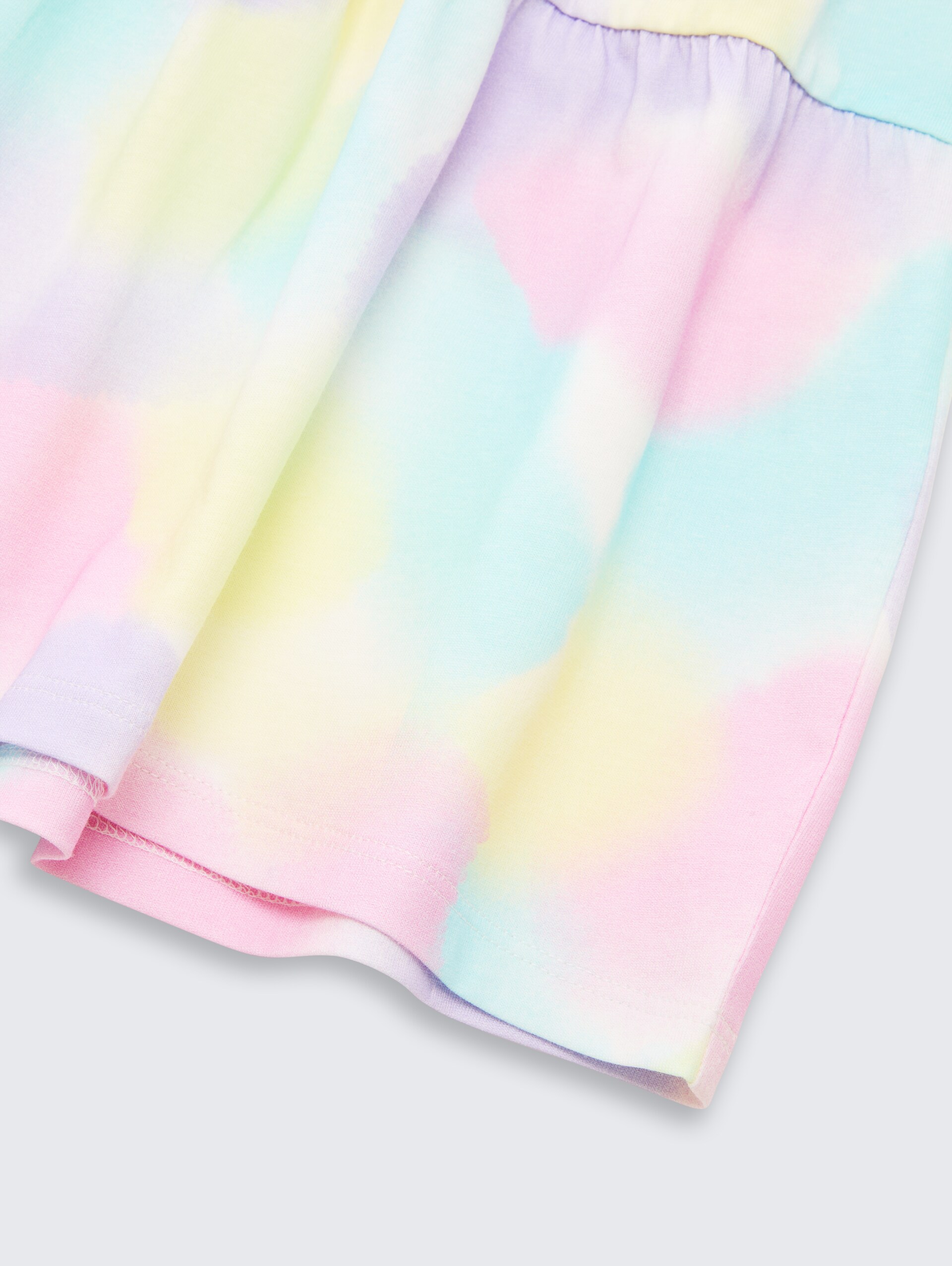 Minijurk met batikpatroon - rainbow watercolor print - Detailaanzicht model
