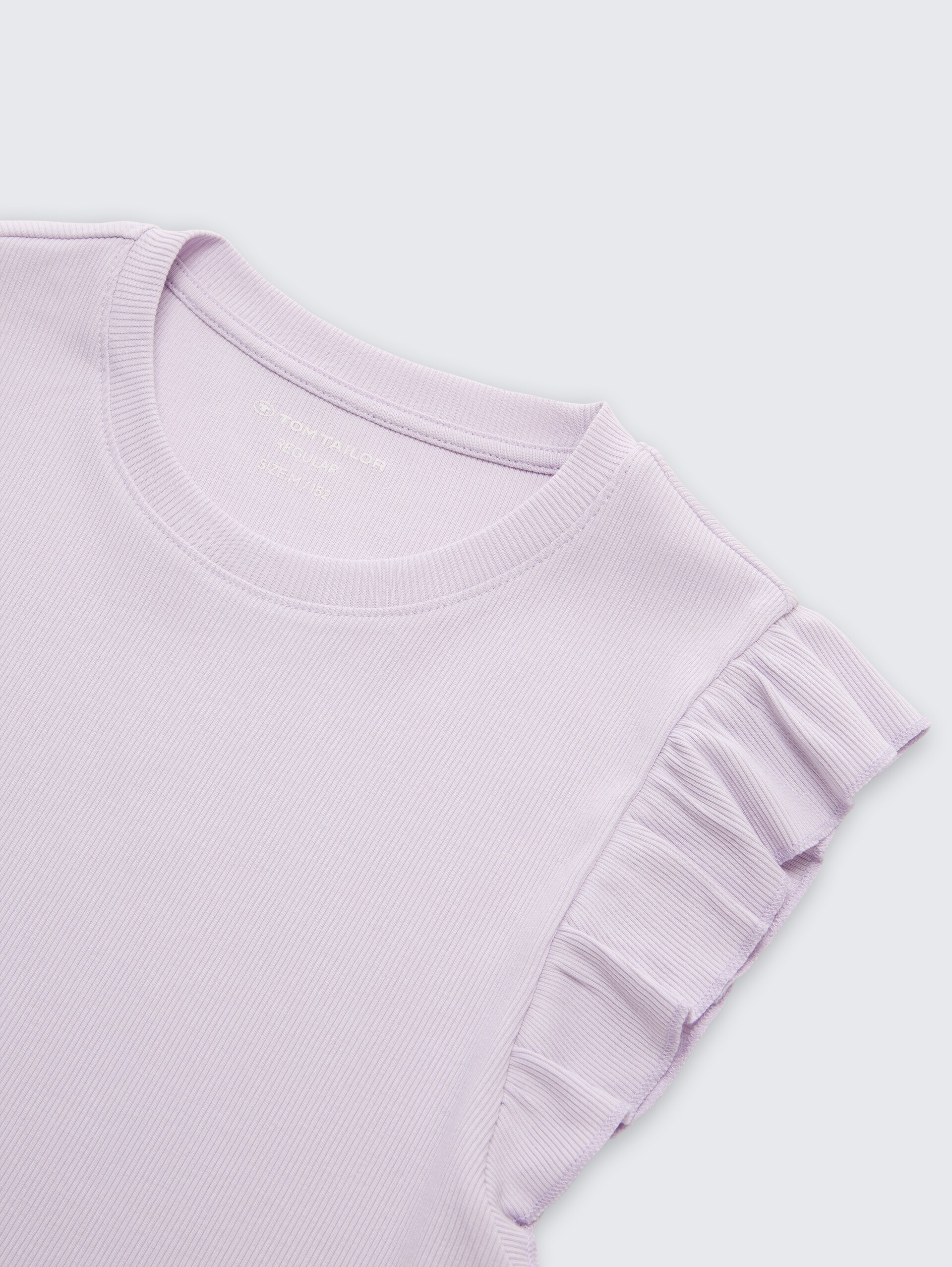 Geribbeld topje met volant - cool lilac - Detailaanzicht model